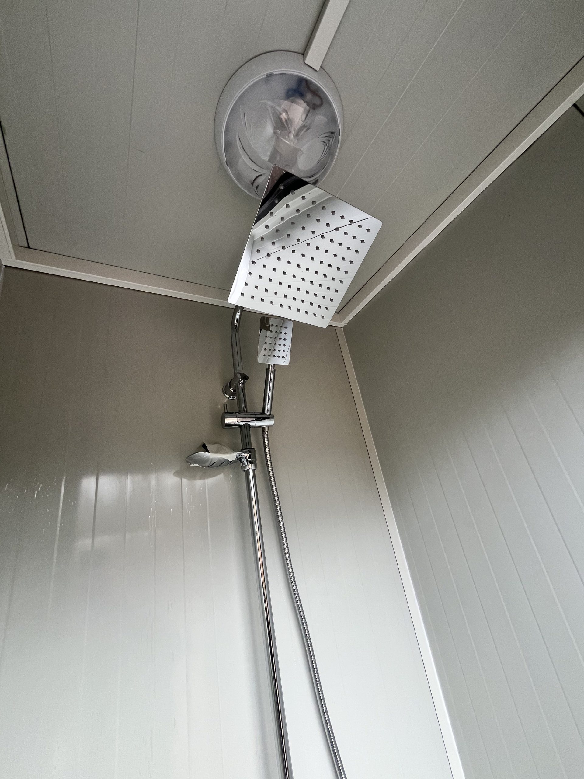 Douchekop in maatwerk sanitairgebouw met nette en praktische afwerking