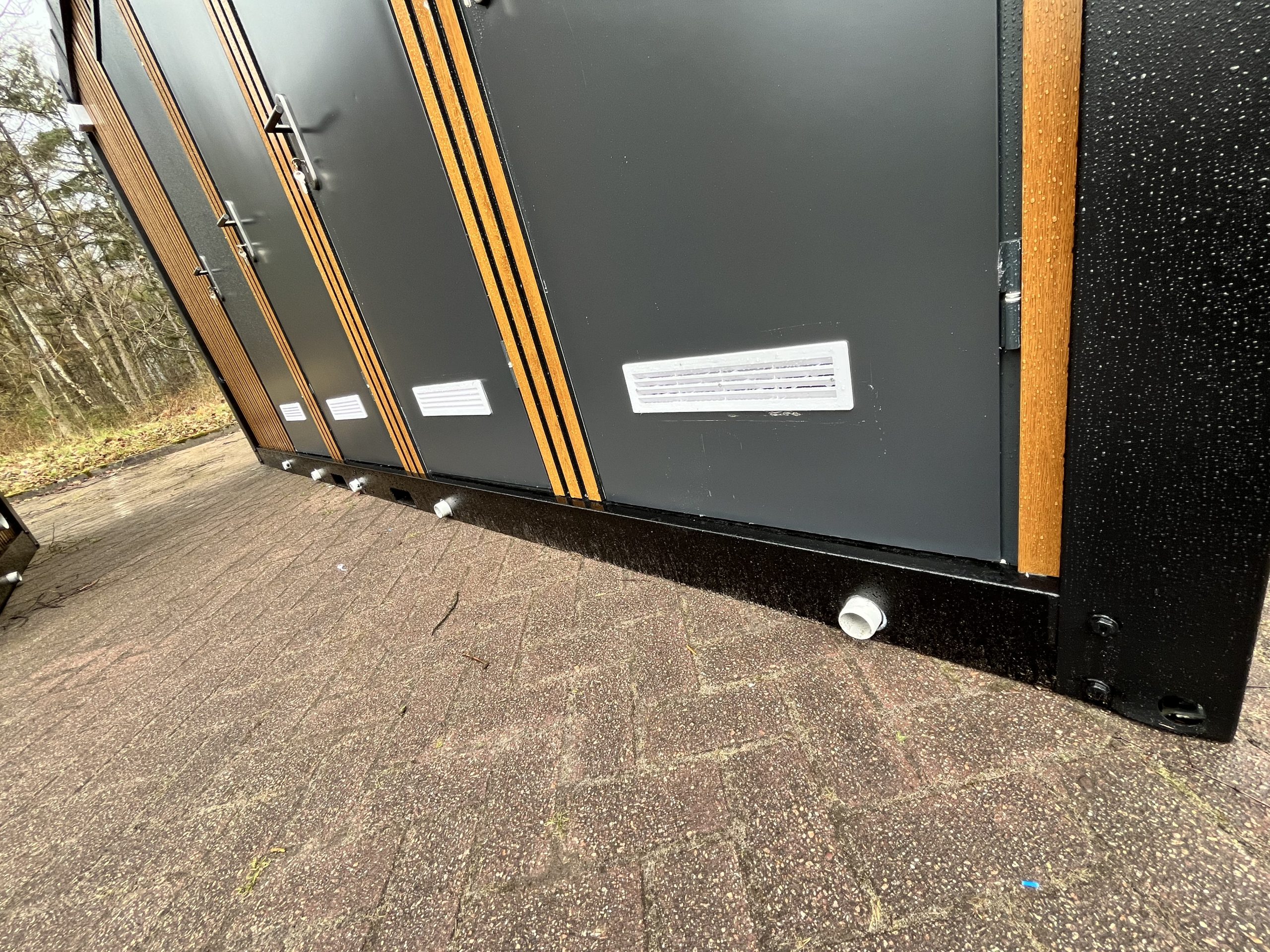 Waterafvoer in doucheruimtes van maatwerk sanitairgebouw met afvoergoot en afvoerpunten