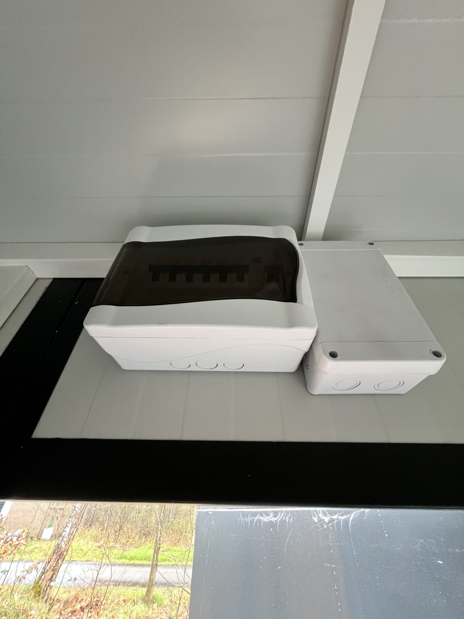 Groepenkast in maatwerk sanitairgebouw voor veilige stroomverdeling