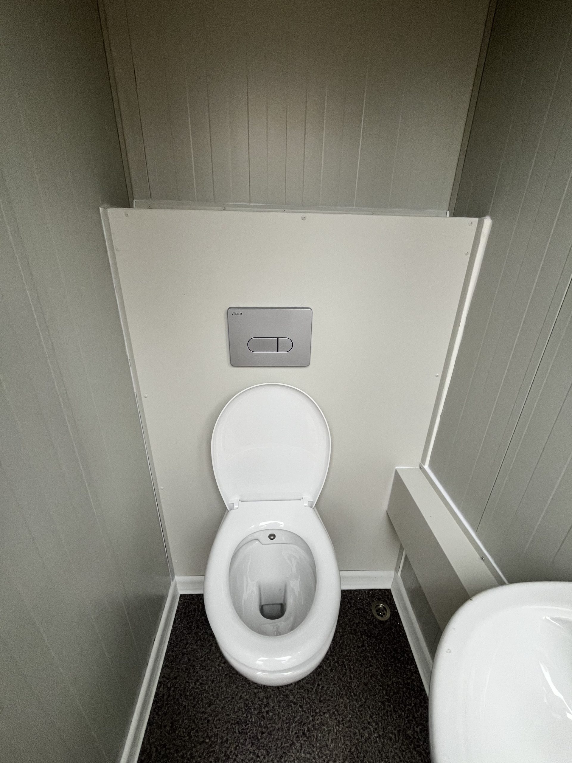 Hangtoilet in maatwerk sanitairgebouw met moderne uitstraling en eenvoudig onderhoud