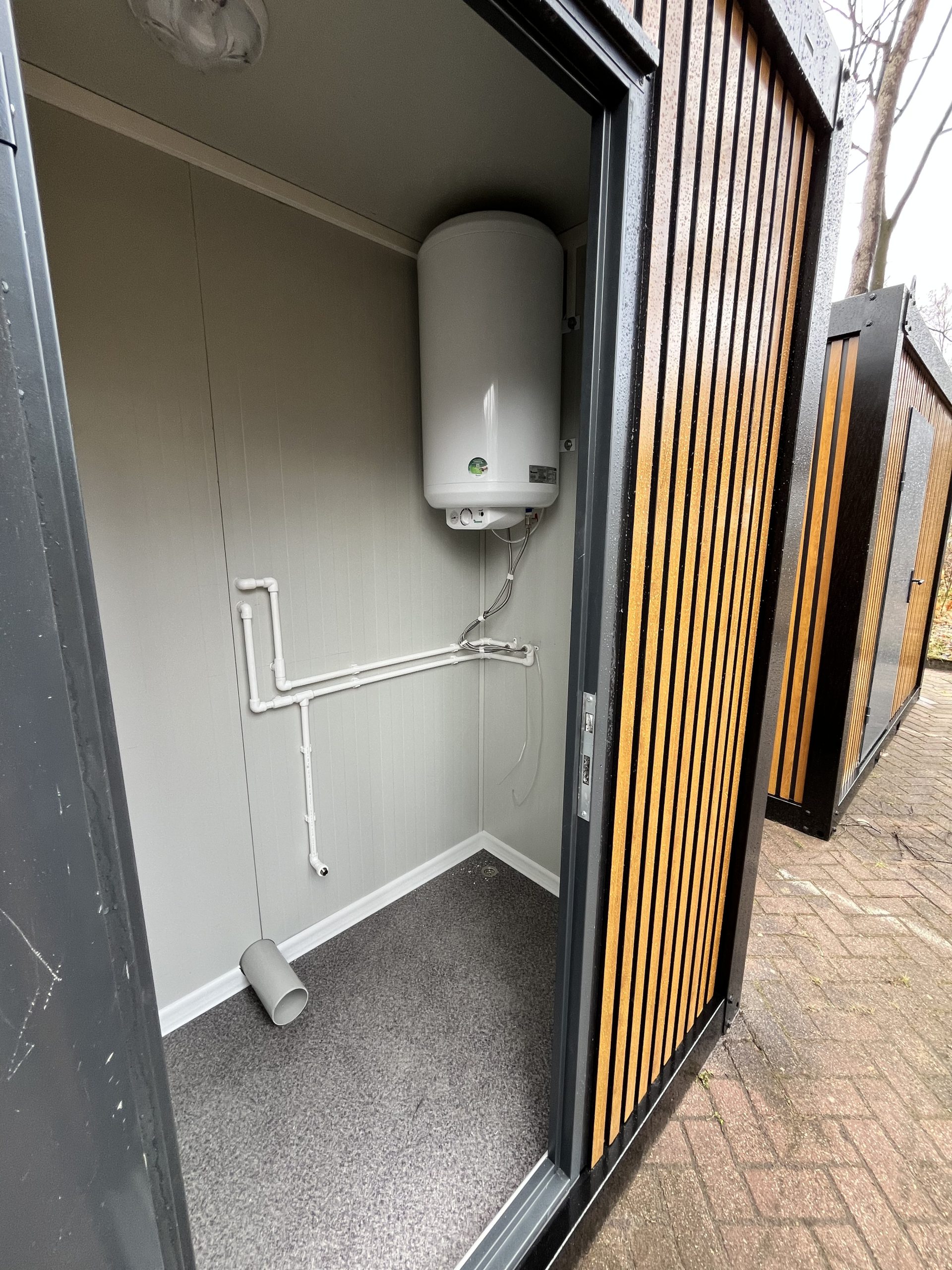 Inkijk in technische ruimte van maatwerk sanitairgebouw met installaties en leidingen