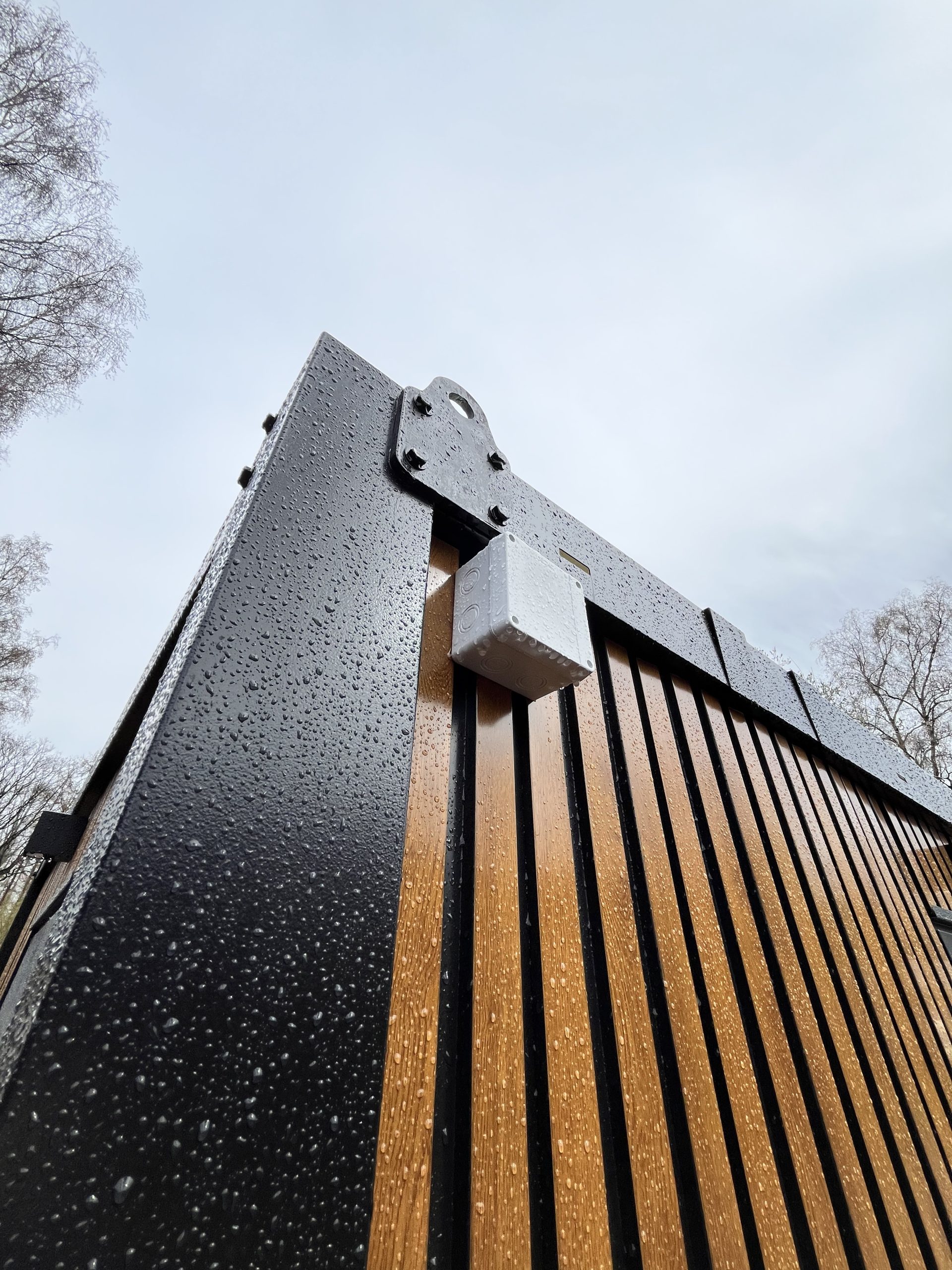 Lasdoos in maatwerk sanitairgebouw voor veilige elektrische verbindingen