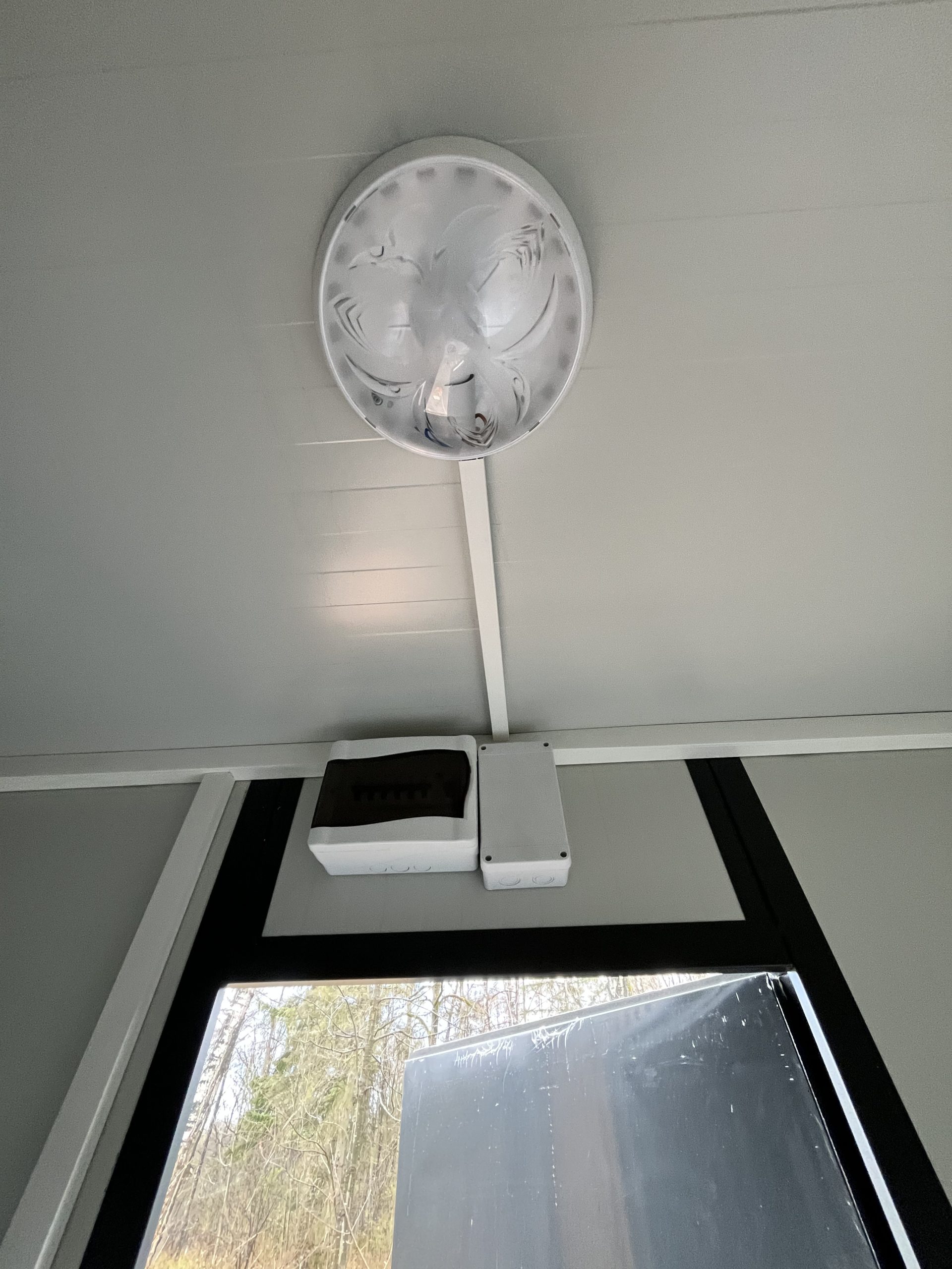 Maatwerk sanitairgebouw met energiezuinige LED verlichting binnenin