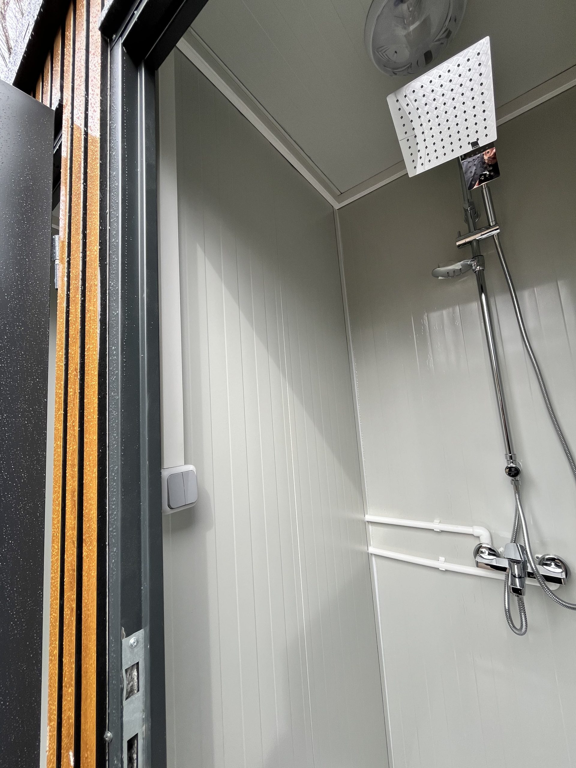 Lichtschakelaar in doucheruimte van maatwerk sanitairgebouw met veilige en waterbestendige afwerking