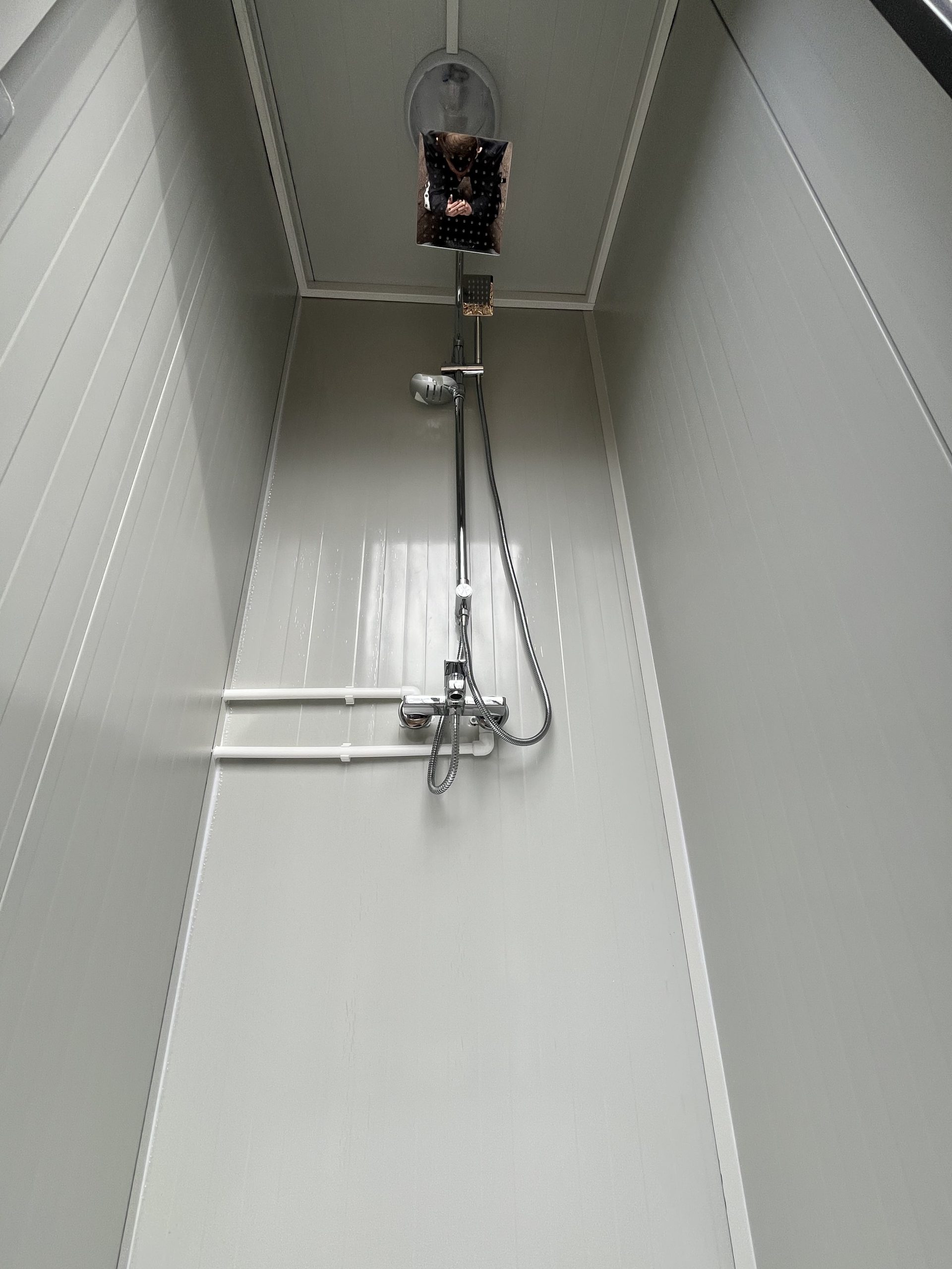 Mengkraan in maatwerk sanitairgebouw met moderne afwerking en gebruiksgemak