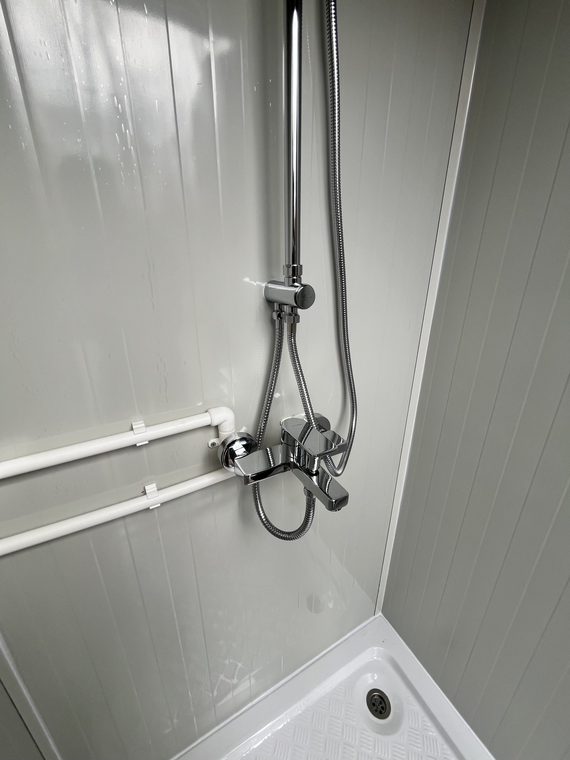 Mengkraan in maatwerk sanitairgebouw voor nauwkeurige regeling van warm en koud water