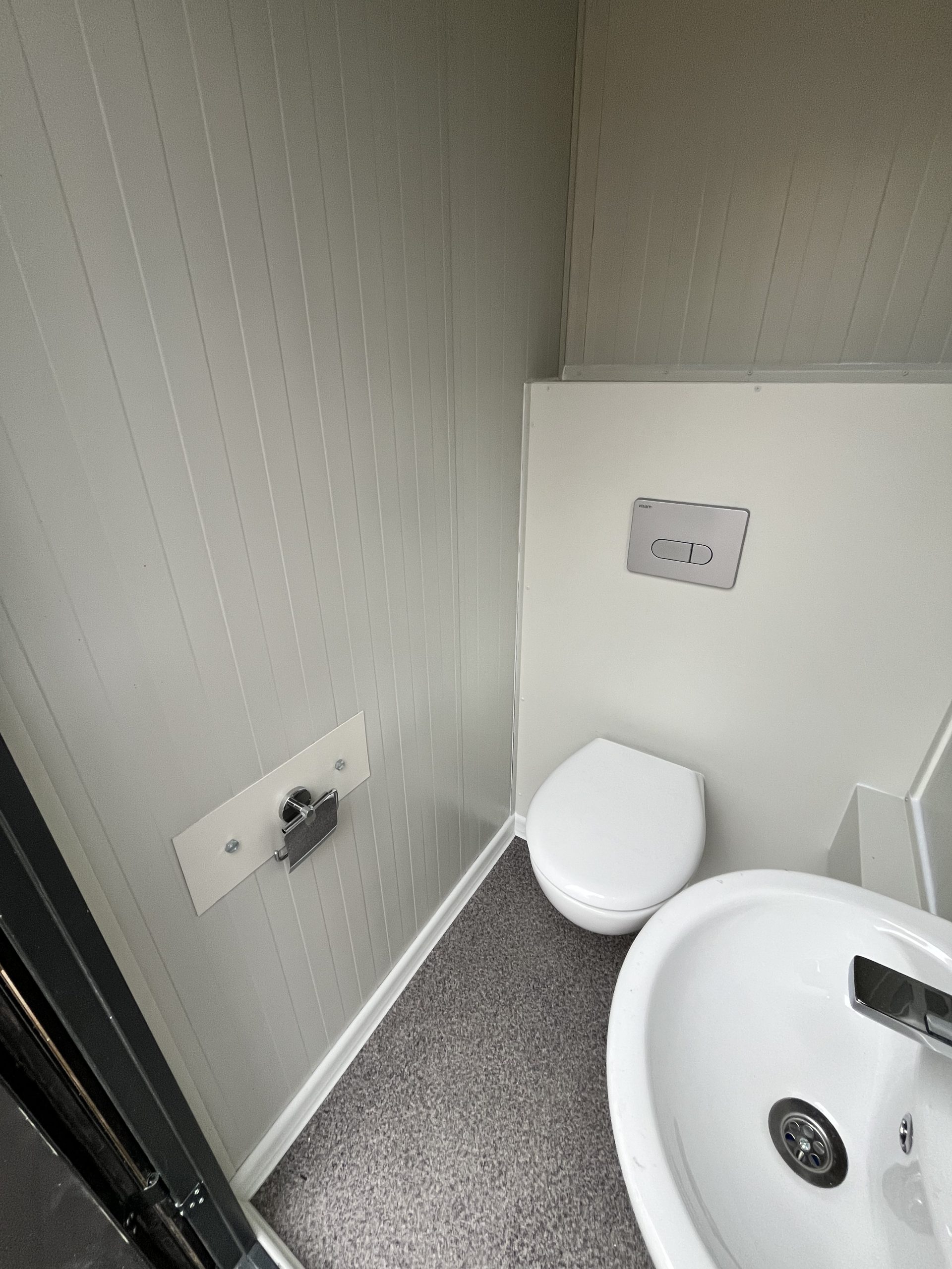 Toiletrolhouder in maatwerk sanitairgebouw met praktische en nette afwerking