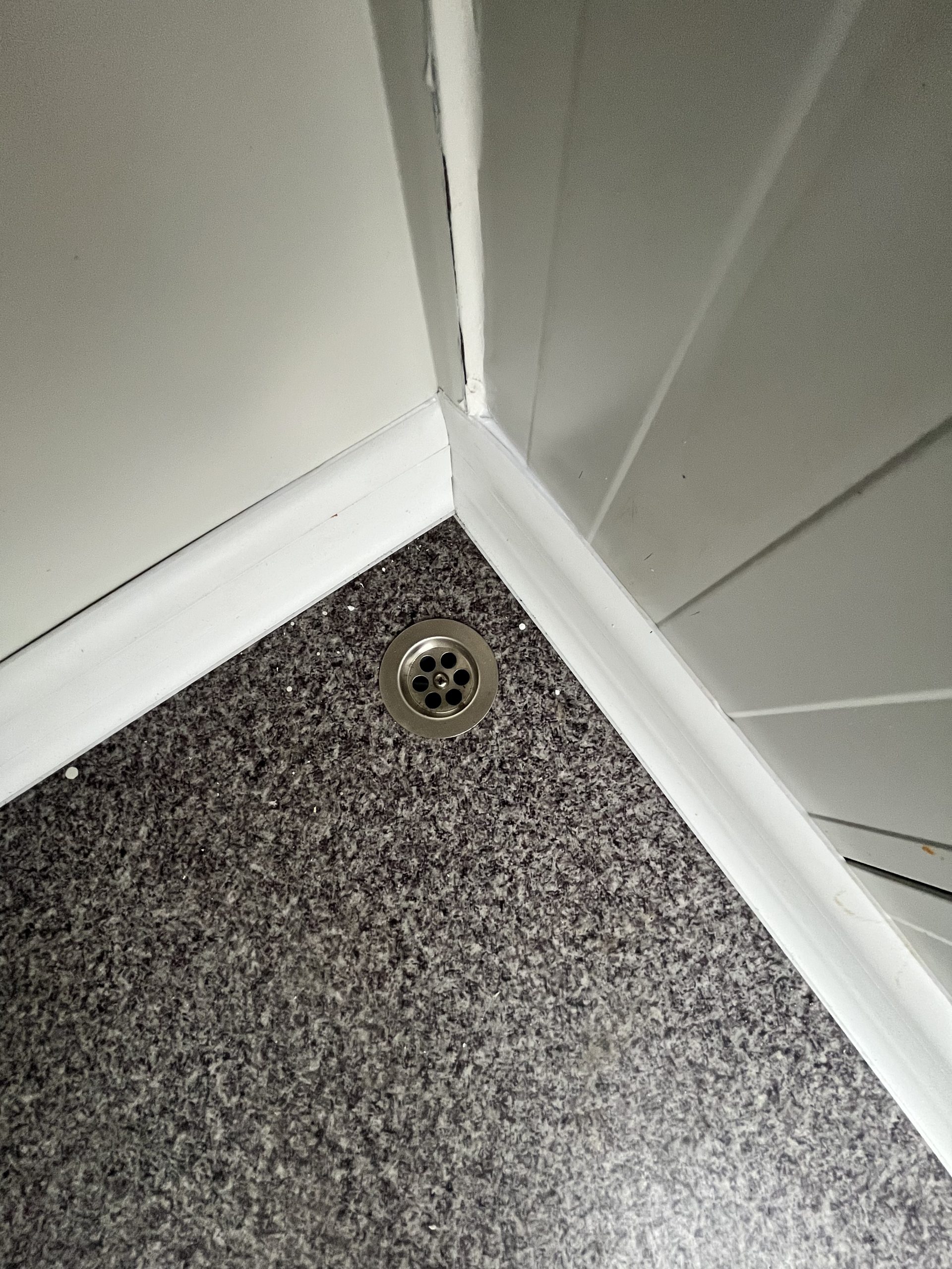 Vloerput in maatwerk sanitairgebouw voor efficiënte afvoer van water