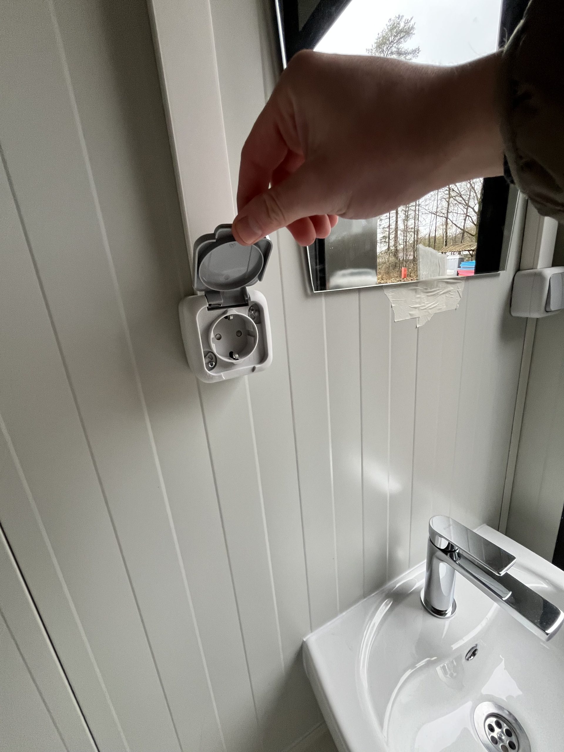 Wandcontactdoos in maatwerk sanitairgebouw voor veilig en praktisch stroomgebruik