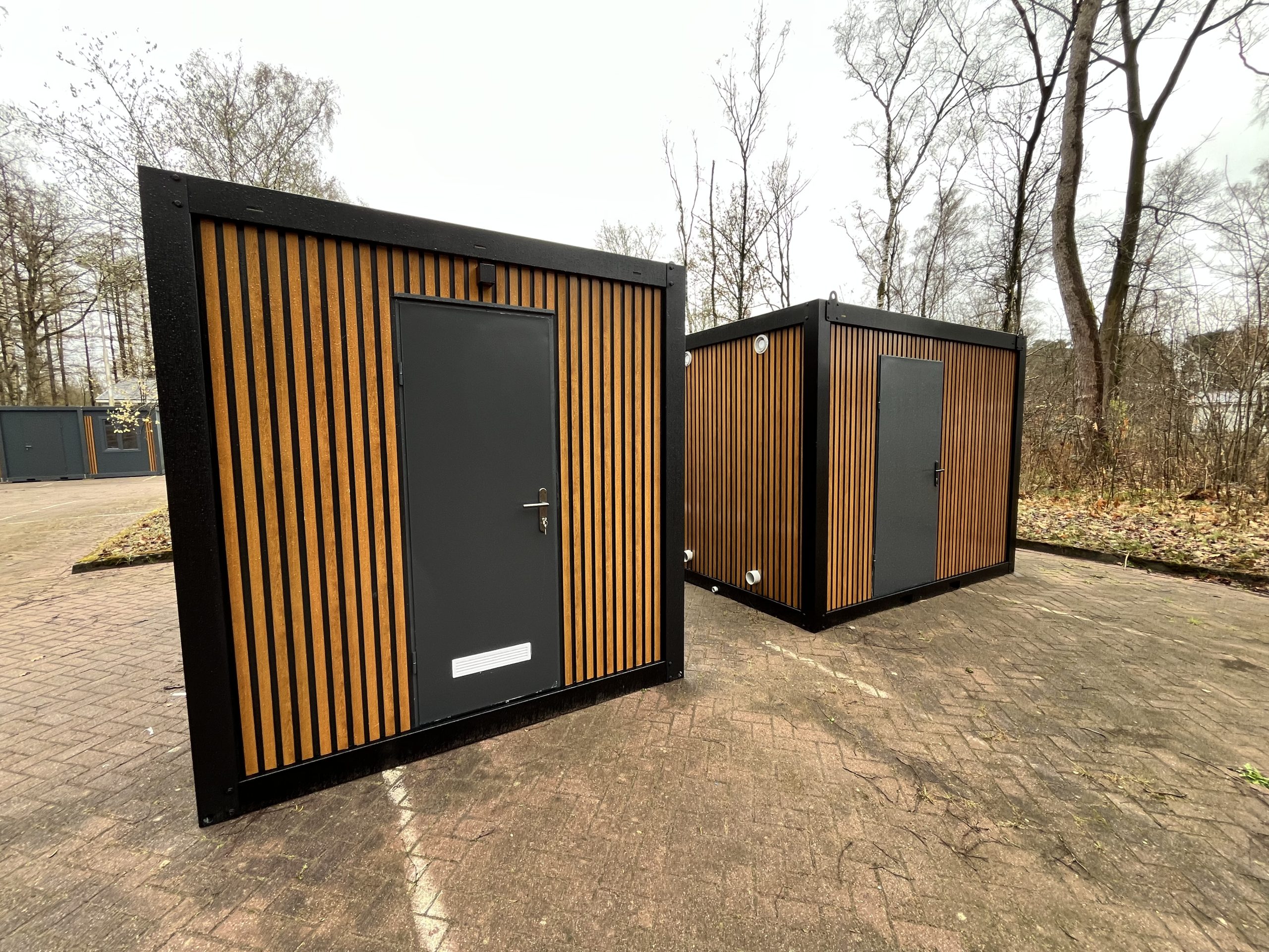 Zijkant van technische ruimte in maatwerk sanitairgebouw met aansluitingen en afwerking