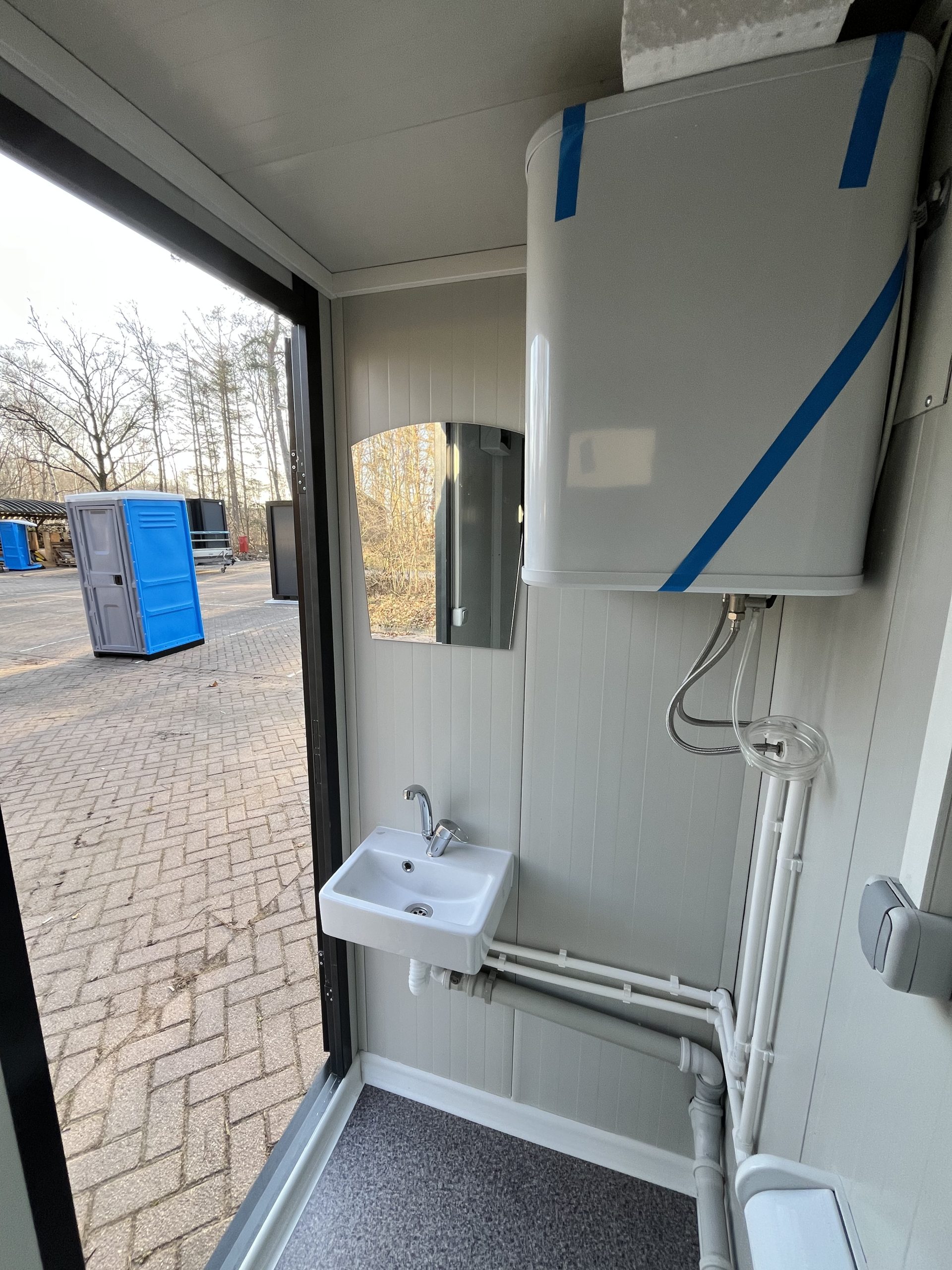 Binnenaanzicht van toiletruimte in mobiele badkamer unit met 4 ruimtes