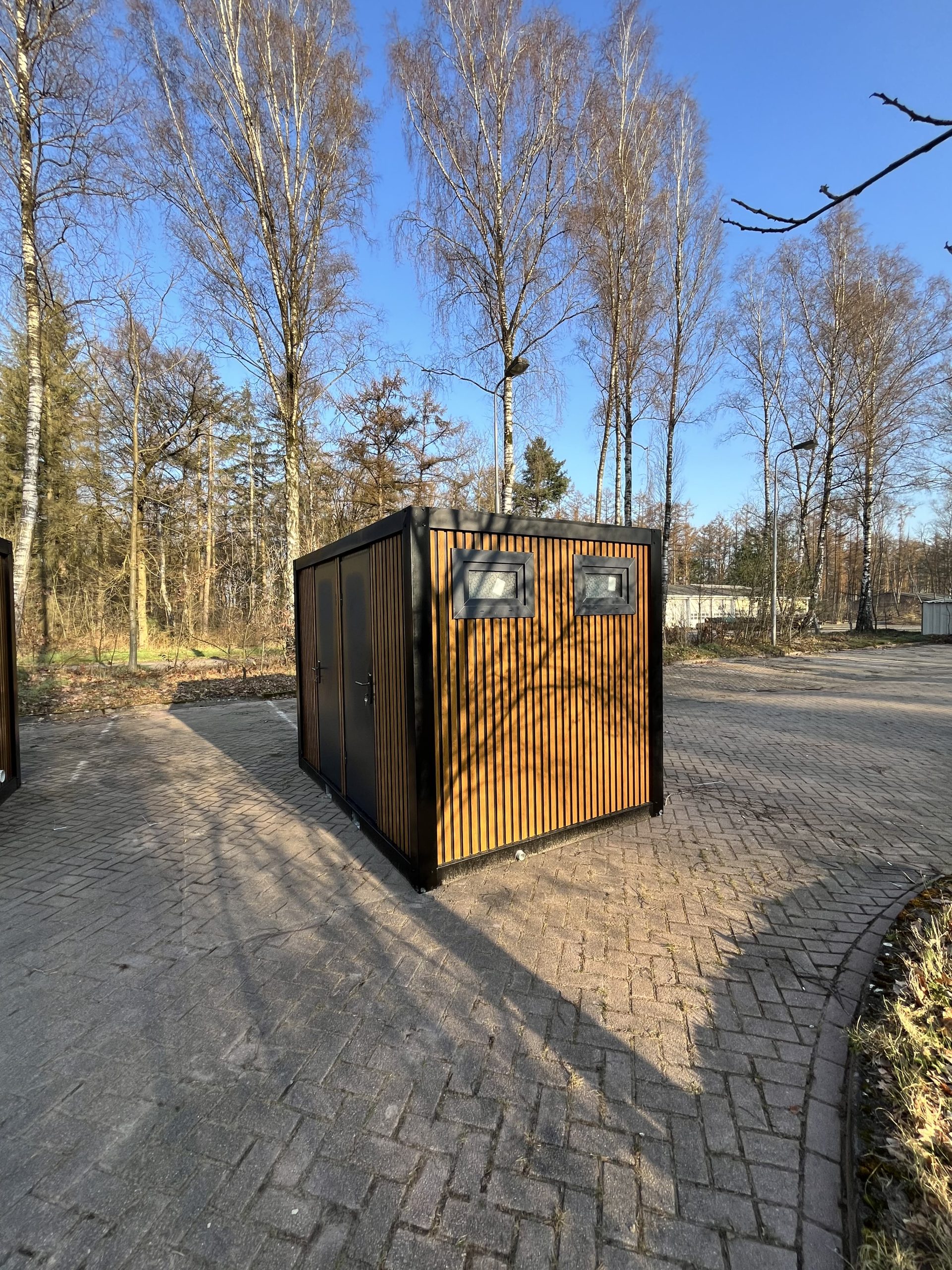 Buitenkant van mobiele badkamer unit met 4 ruimtes schuin weergegeven