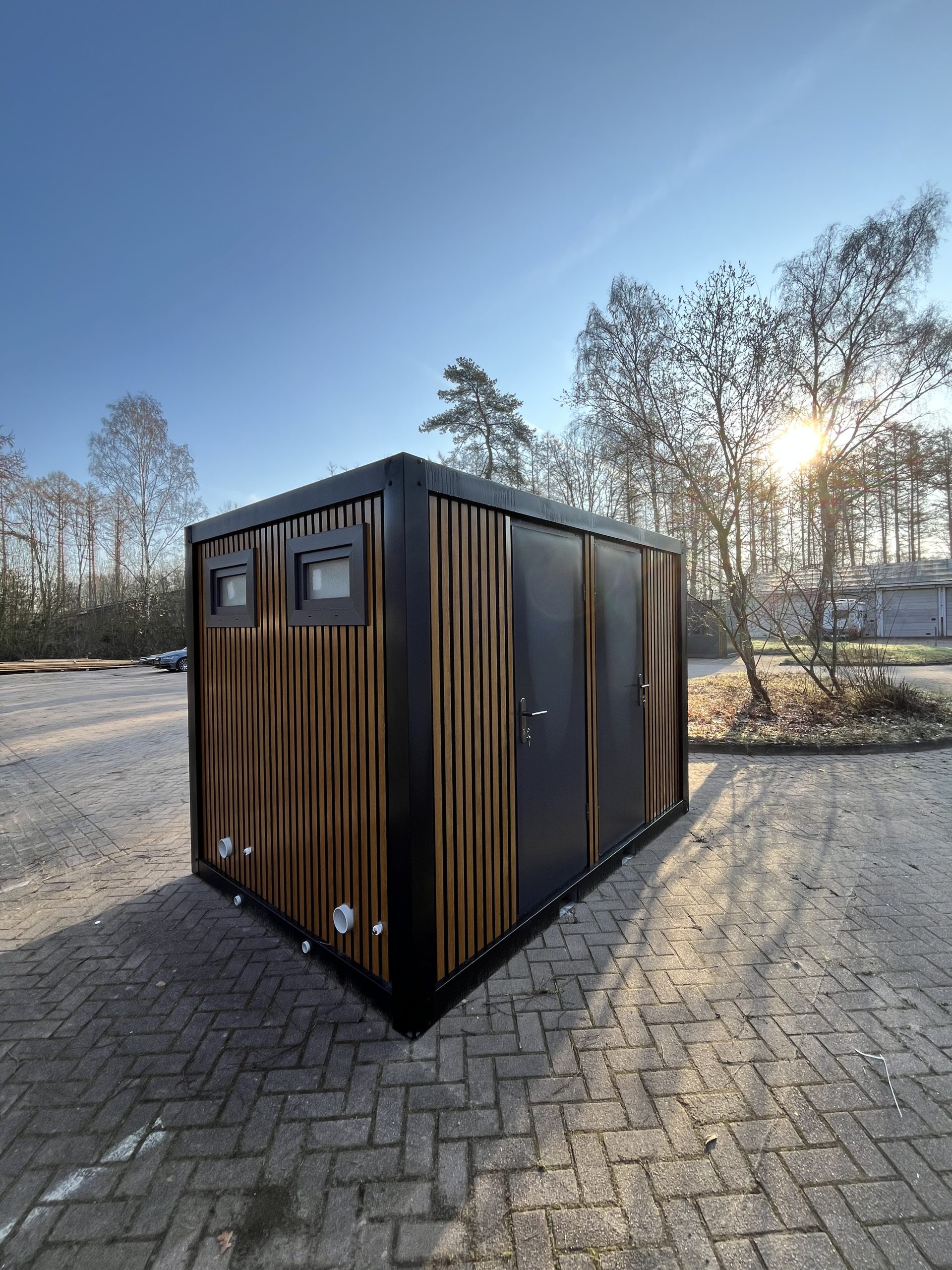 Buitenkant van mobiele badkamer unit met 4 ruimtes schuin van de zijkant bekeken