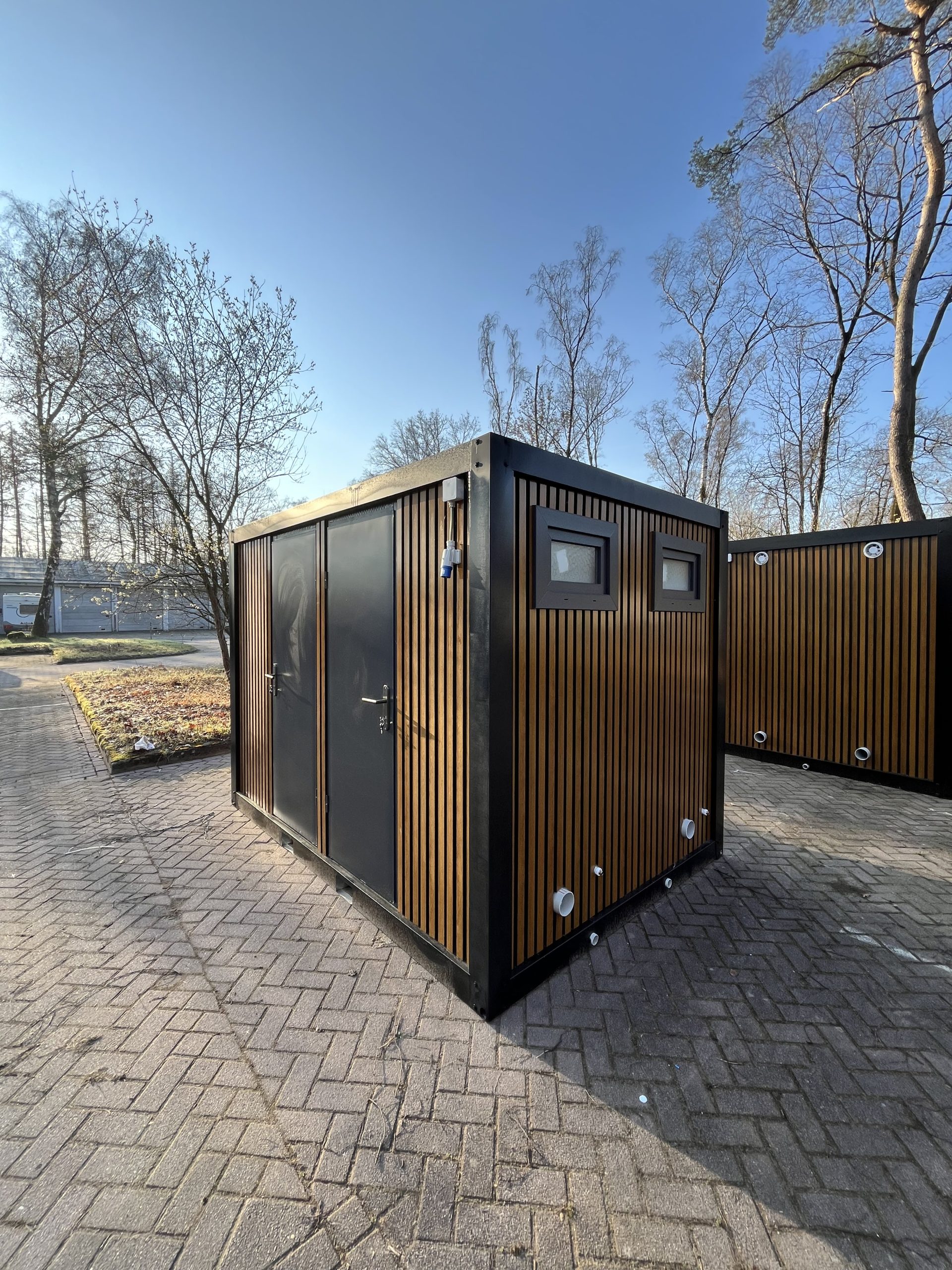 Buitenkant van mobiele badkamer unit met 4 ruimtes schuin van voren bekeken