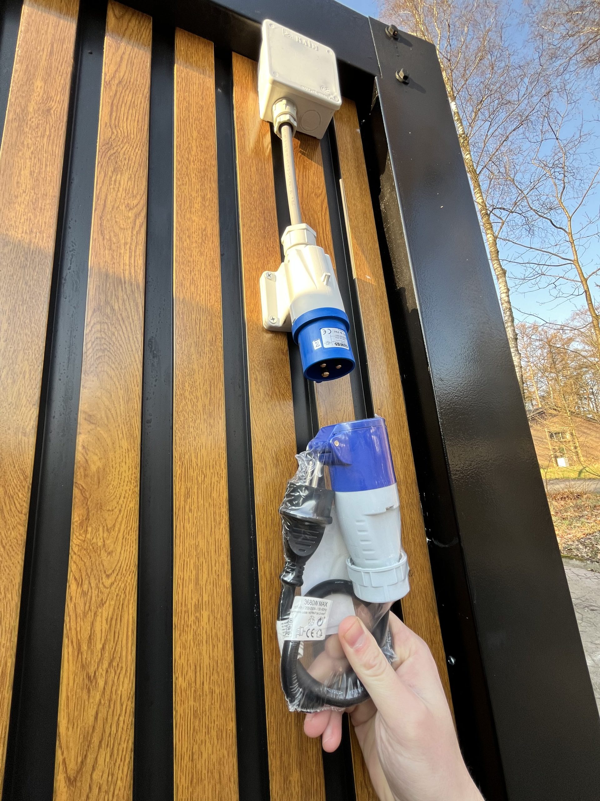 Campingstekker met verloopstuk voor mobiele badkamer unit met 4 ruimtes