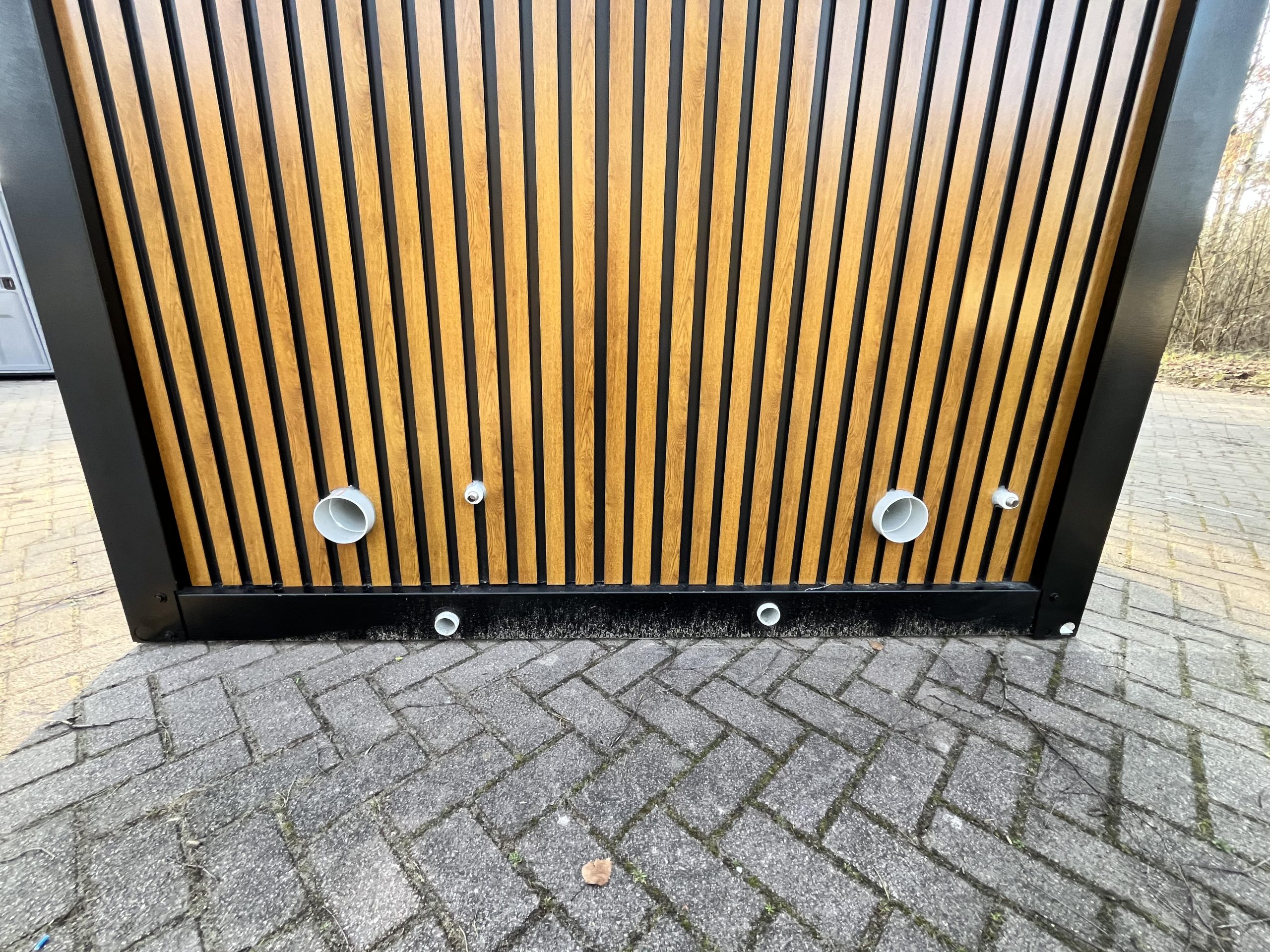 Close-up van aansluitingen in mobiele badkamer unit met 4 ruimtes