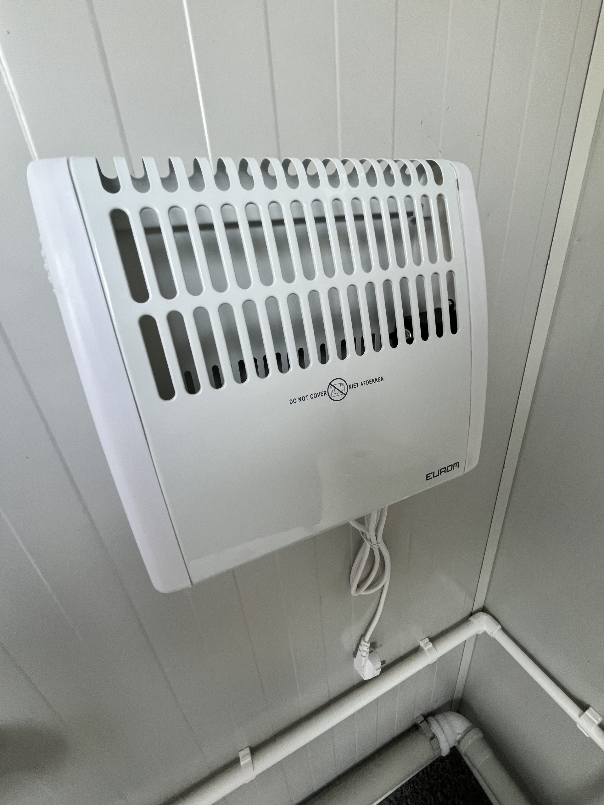 Close-up van verwarming in mobiele badkamer unit met 4 ruimtes