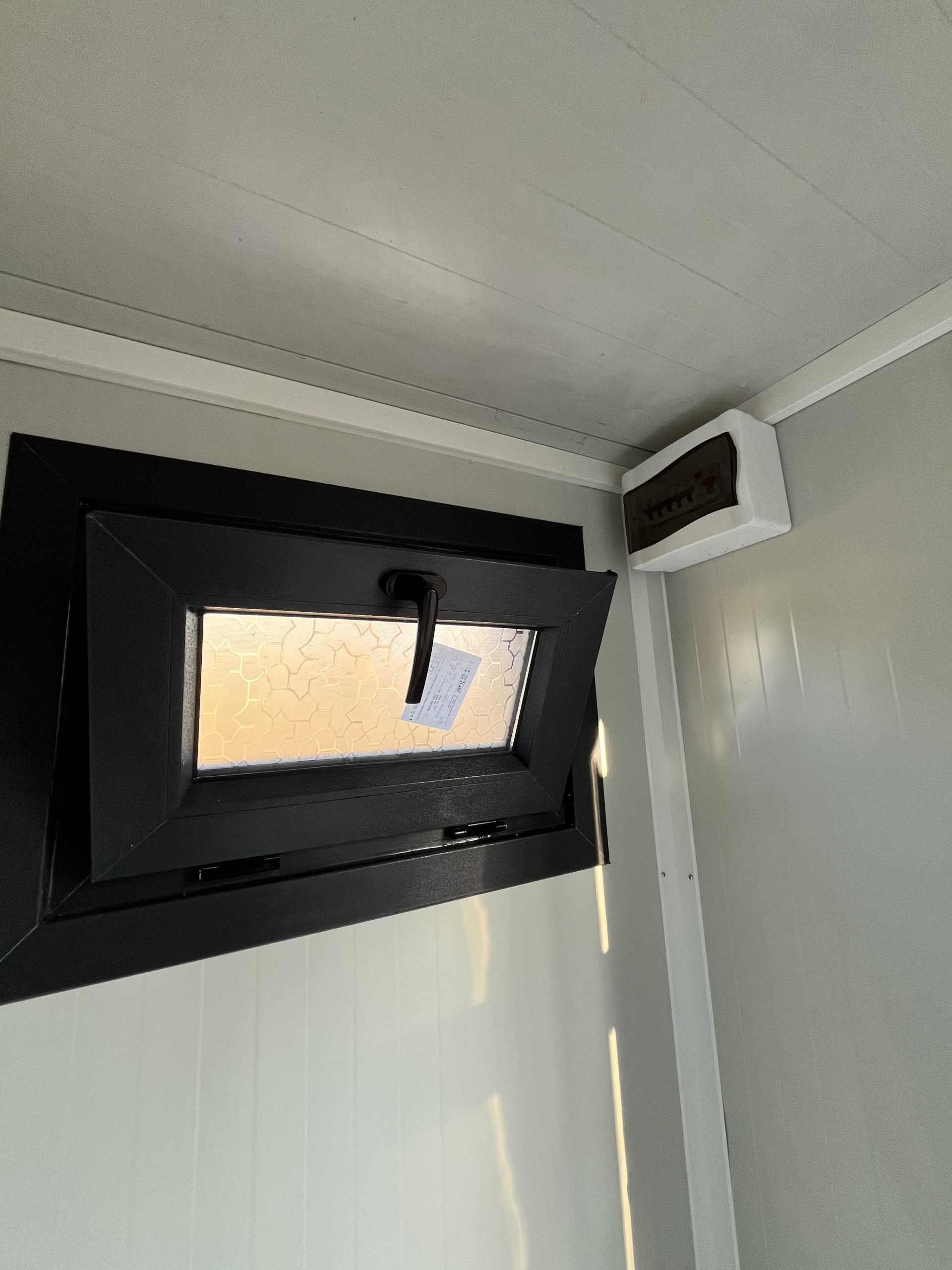 Geopend draaikiepraam in mobiele badkamer unit met 4 ruimtes