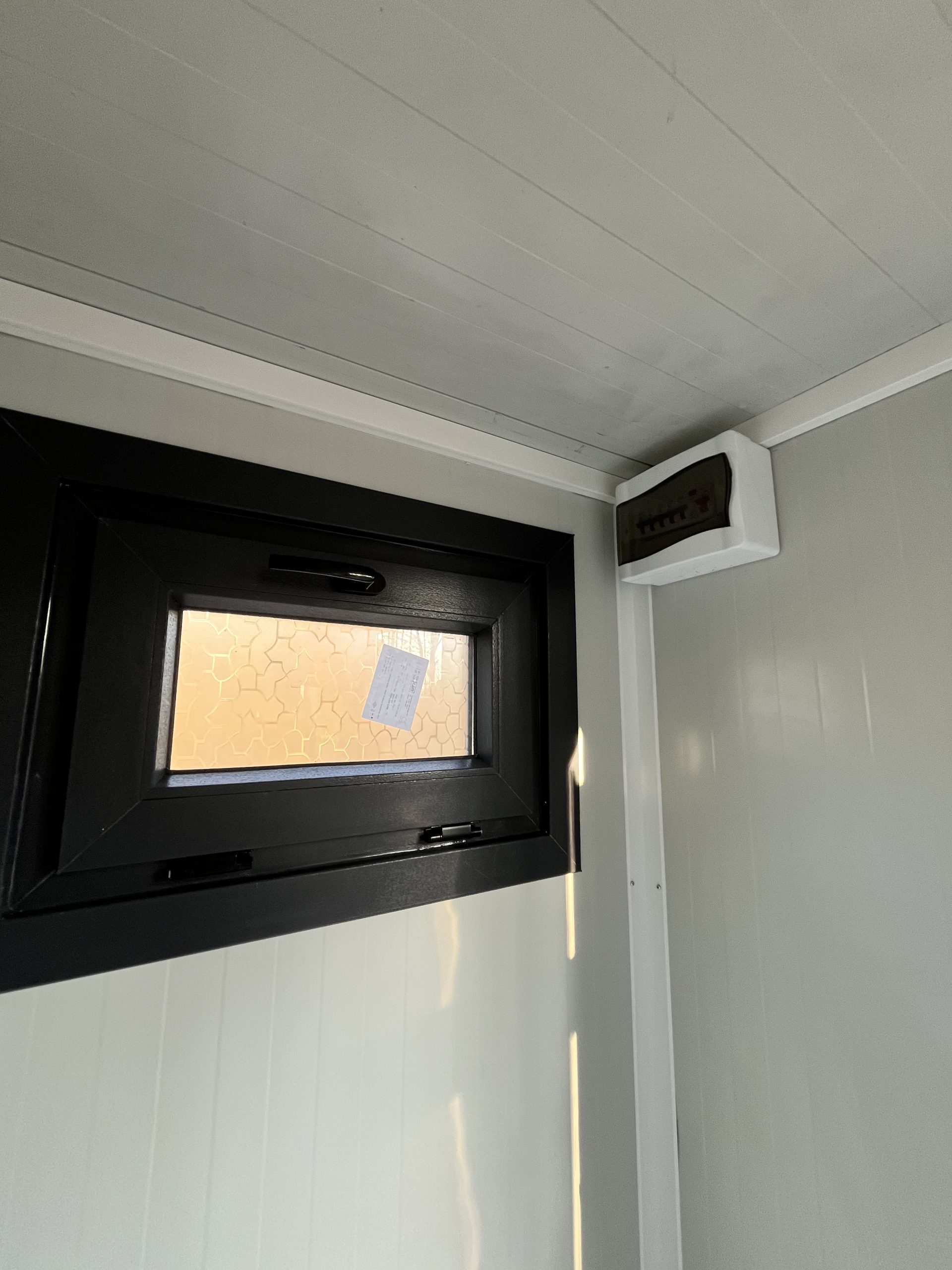 Gesloten draaikiepraam in mobiele badkamer unit met 4 ruimtes