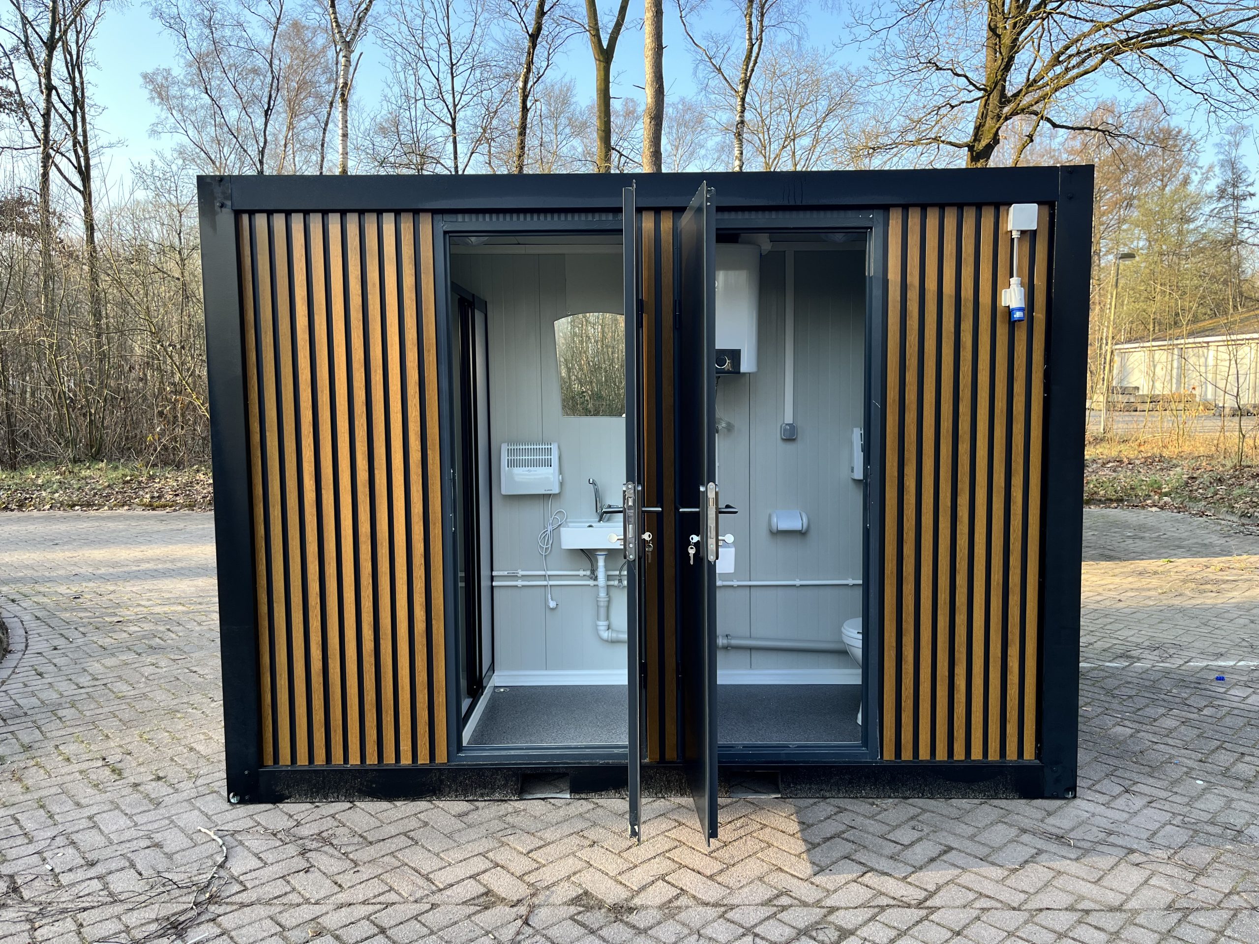 Mobiele badkamer unit met 4 ruimtes met geopende deuren