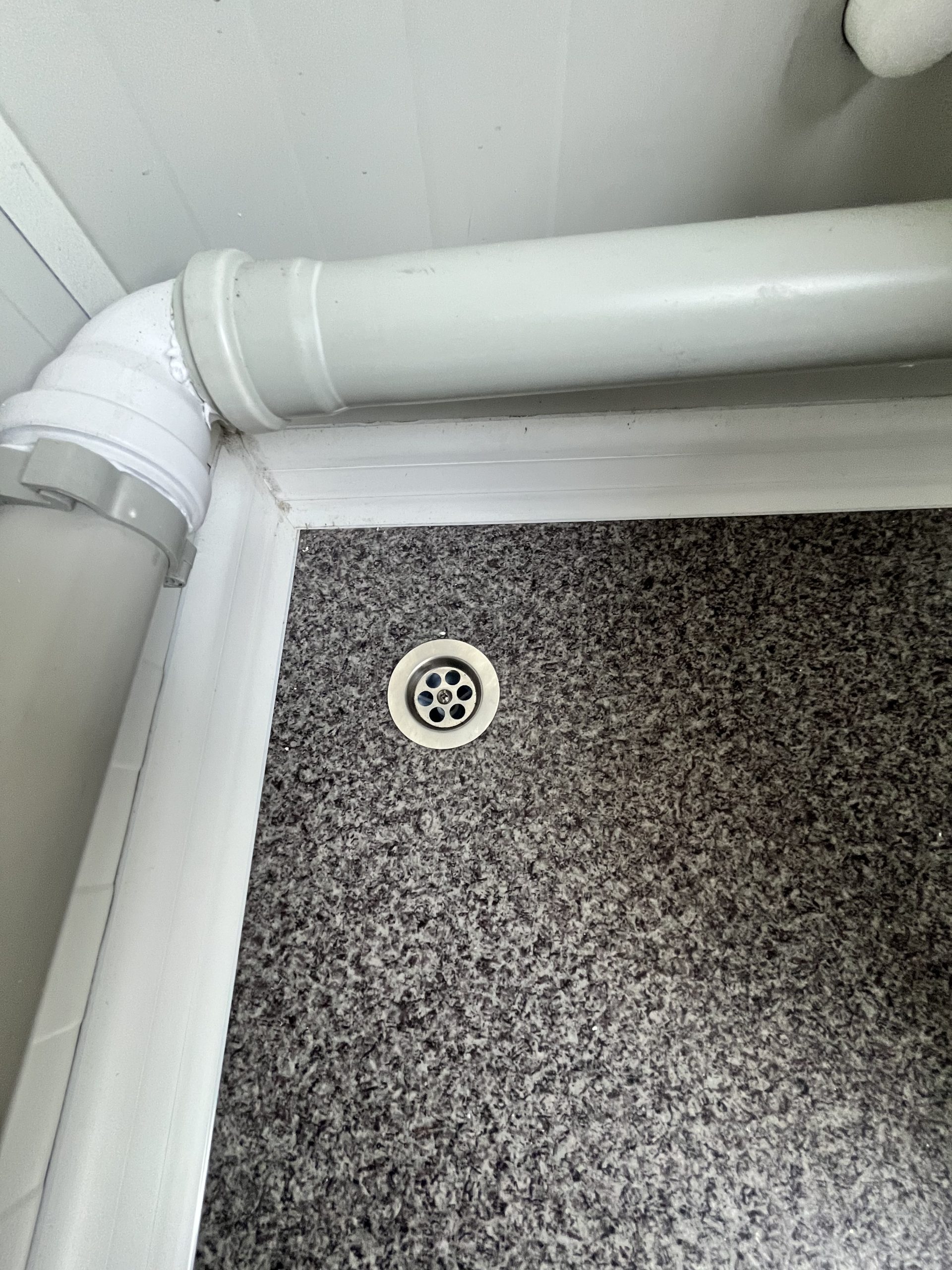 Ingebouwde vloerput in mobiele badkamer unit met 4 ruimtes