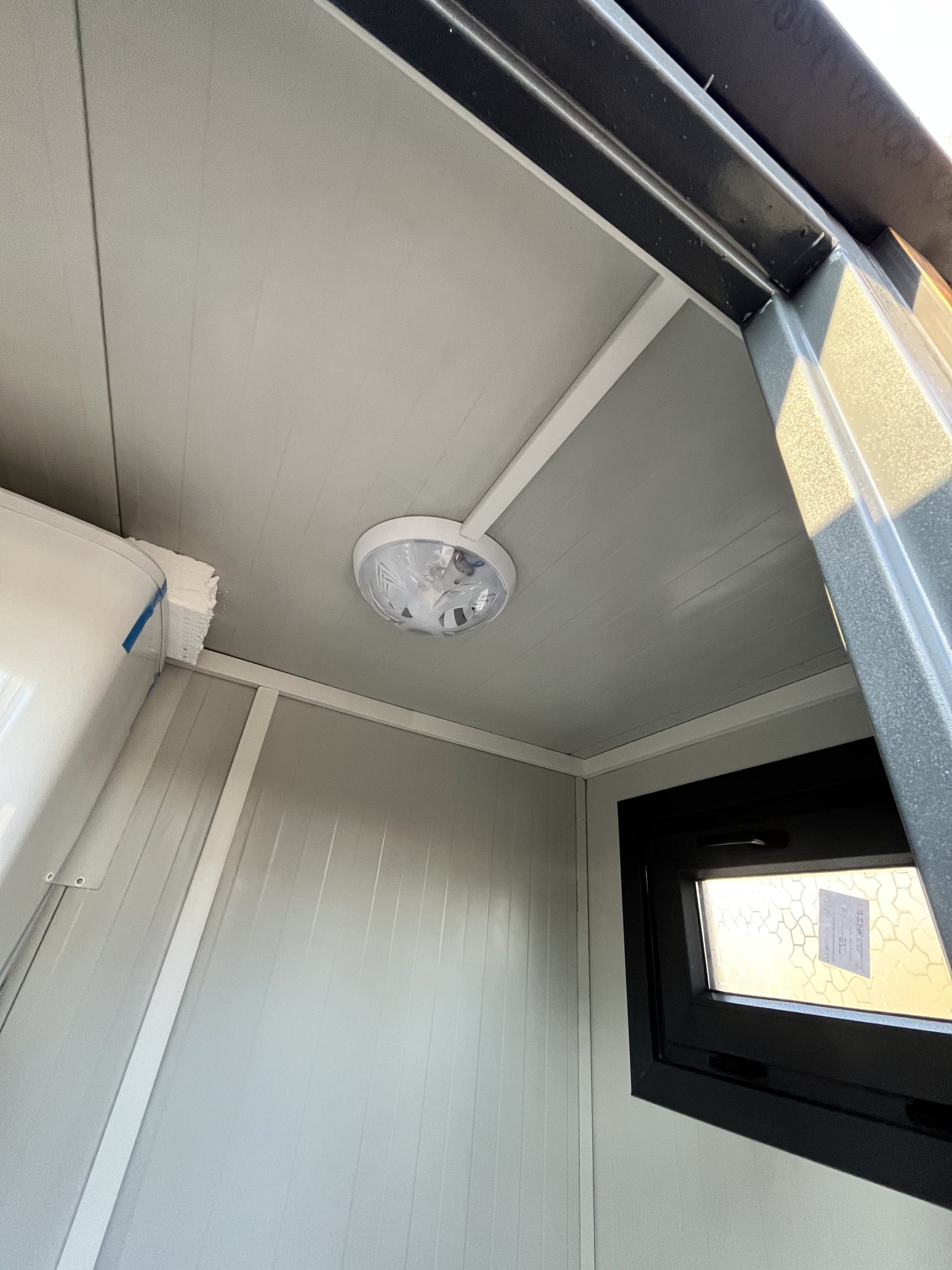 Ledlamp in mobiele badkamer unit met 4 ruimtes