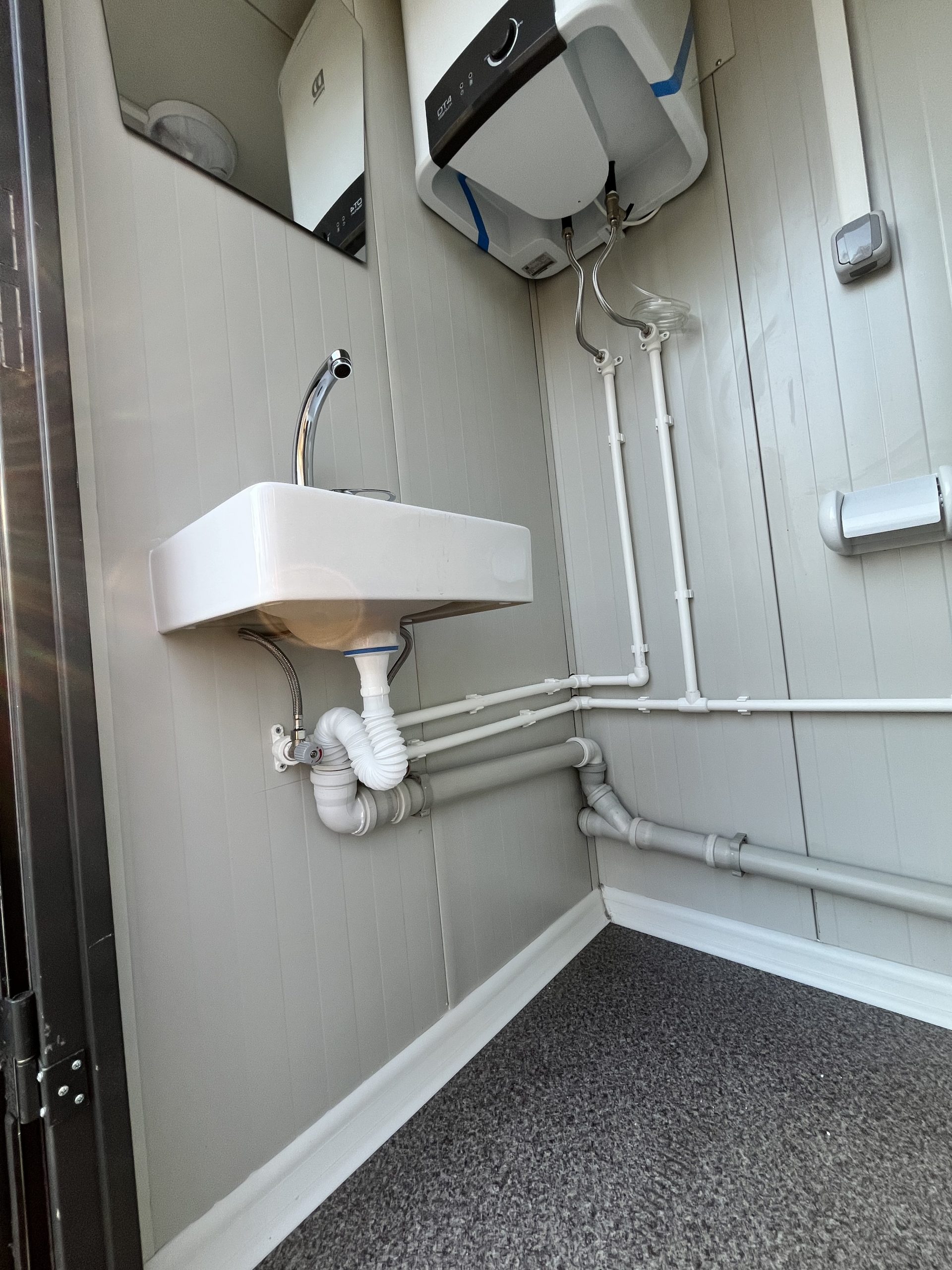 Leidingwerk in toiletruimte van mobiele badkamer unit met 4 ruimtes