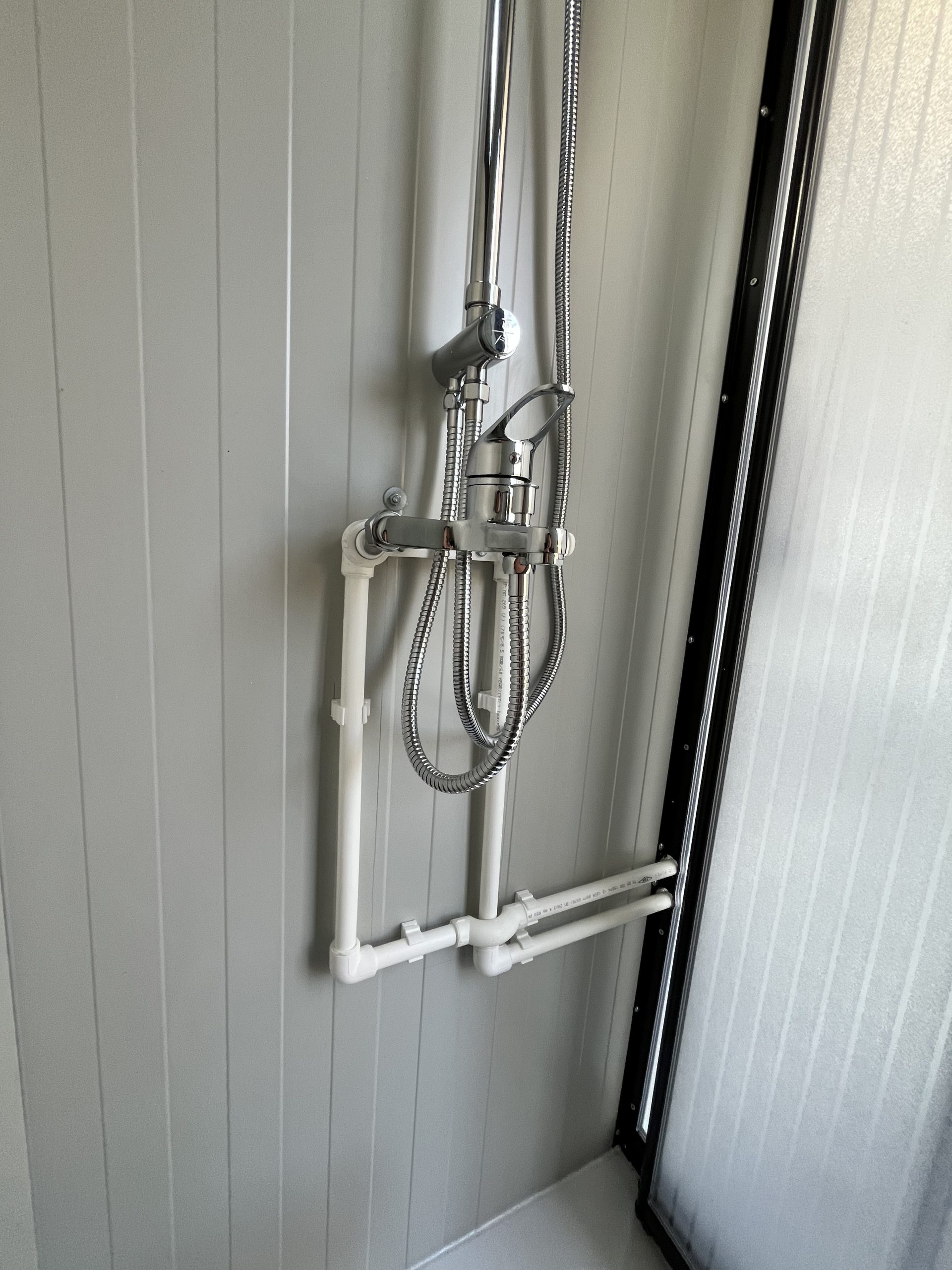 Mengkraan in mobiele badkamer unit met 4 ruimtes