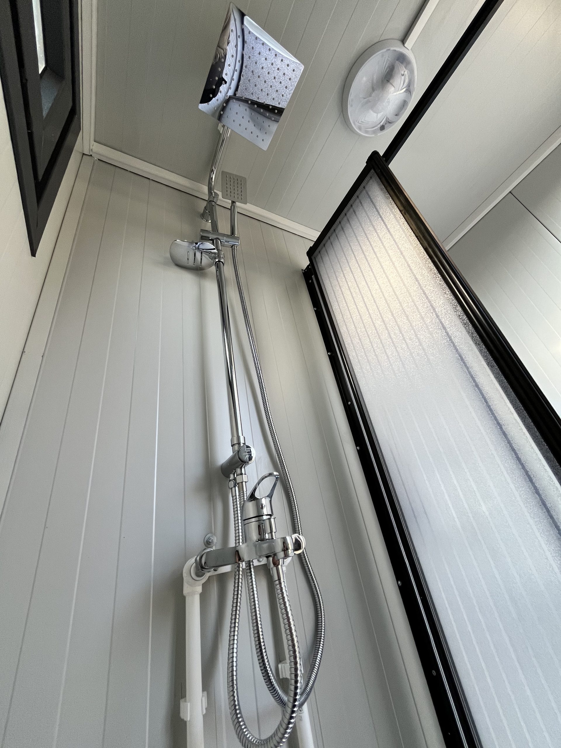 Mengkraan met stang en regendouche in mobiele badkamer unit met 4 ruimtes