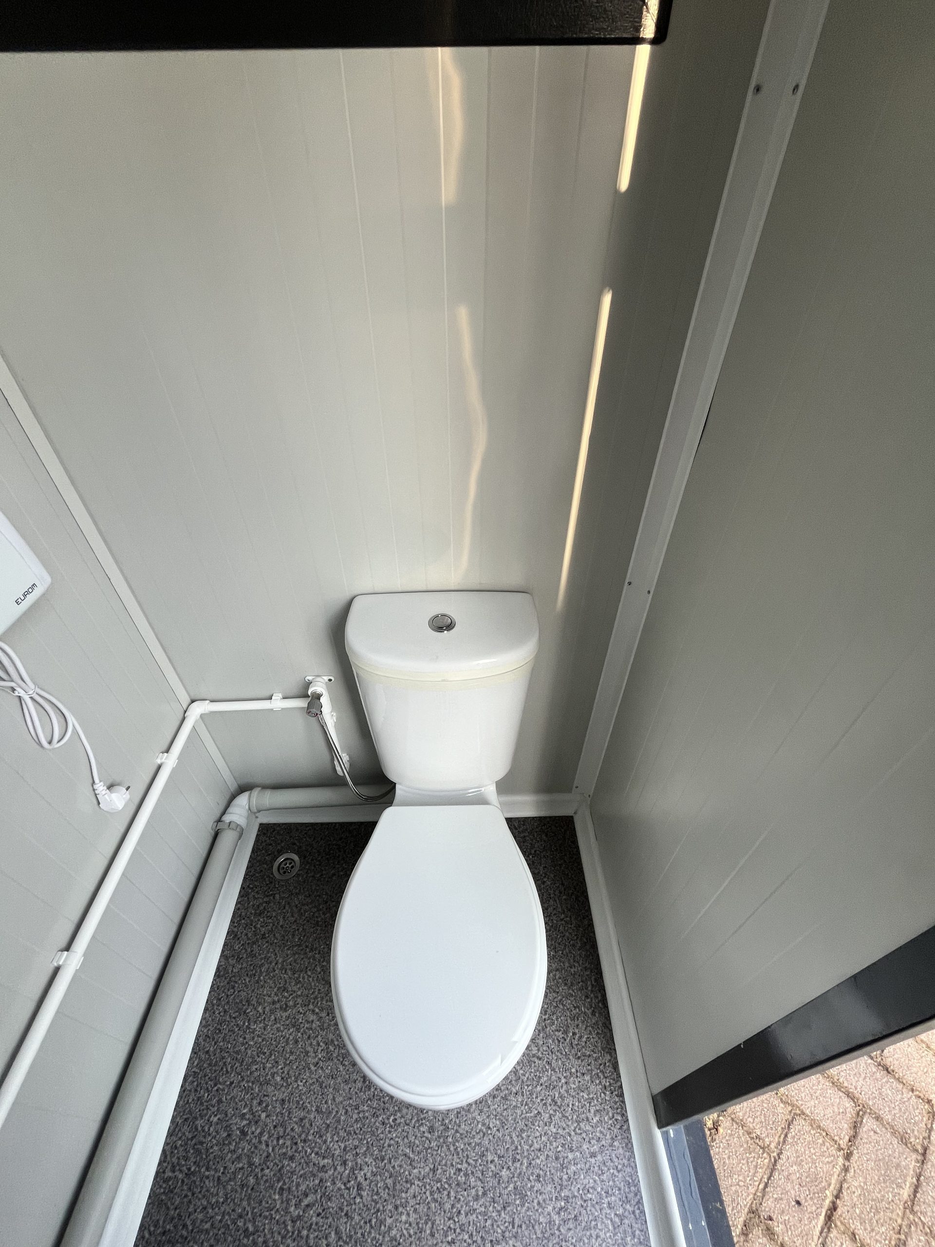 Toiletpot in mobiele badkamer unit met 4 ruimtes