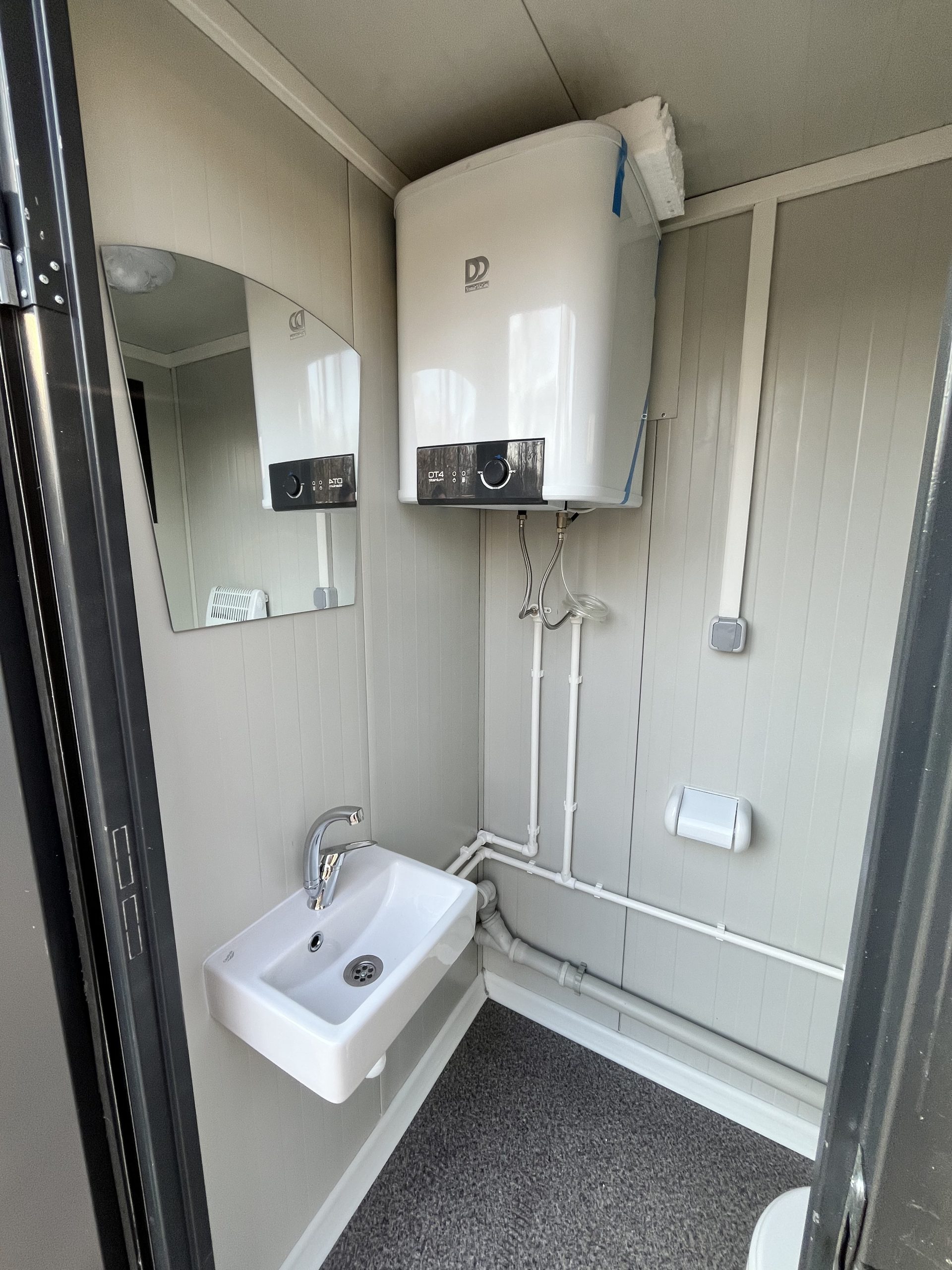 Toiletruimte met boiler in mobiele badkamer unit met 4 ruimtes