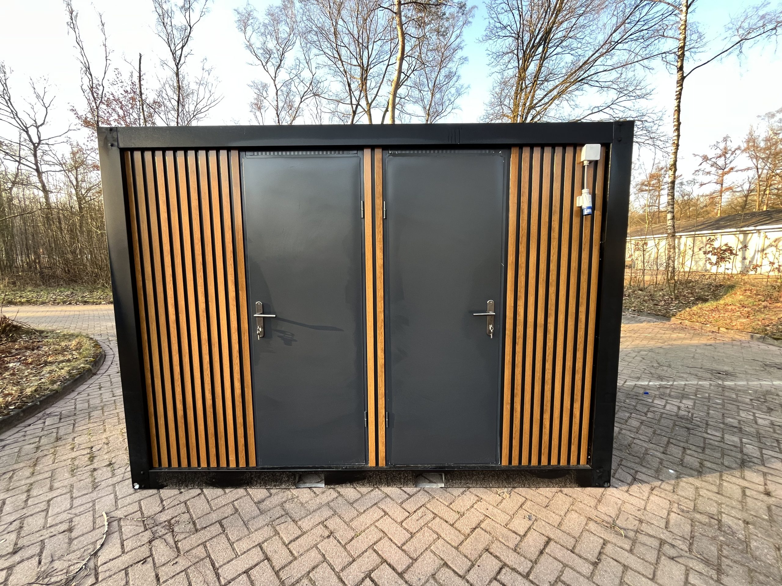 Vooraanzicht van mobiele badkamer unit met 4 ruimtes