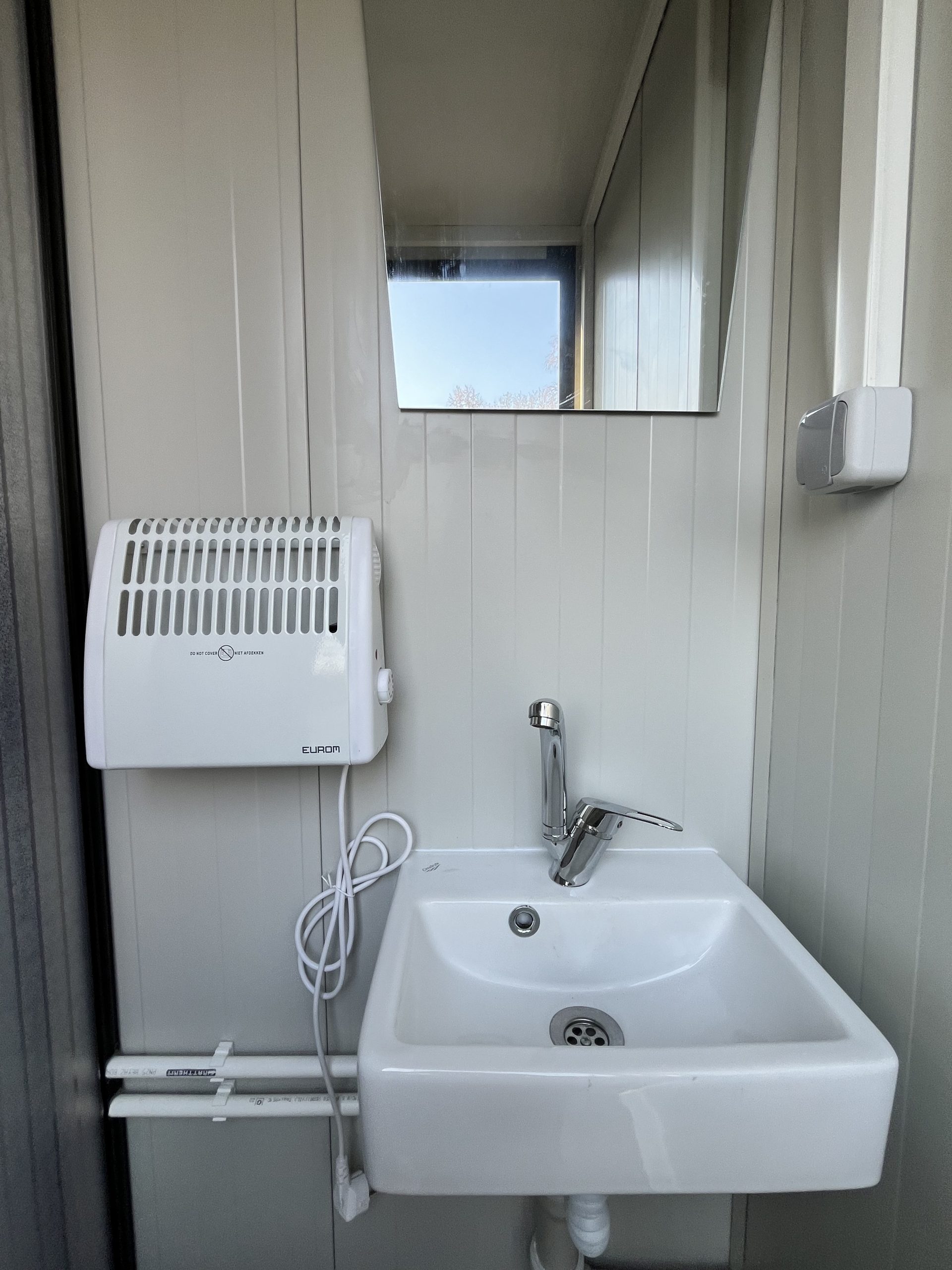 Wasbak met verwarming in mobiele badkamer unit met 4 ruimtes