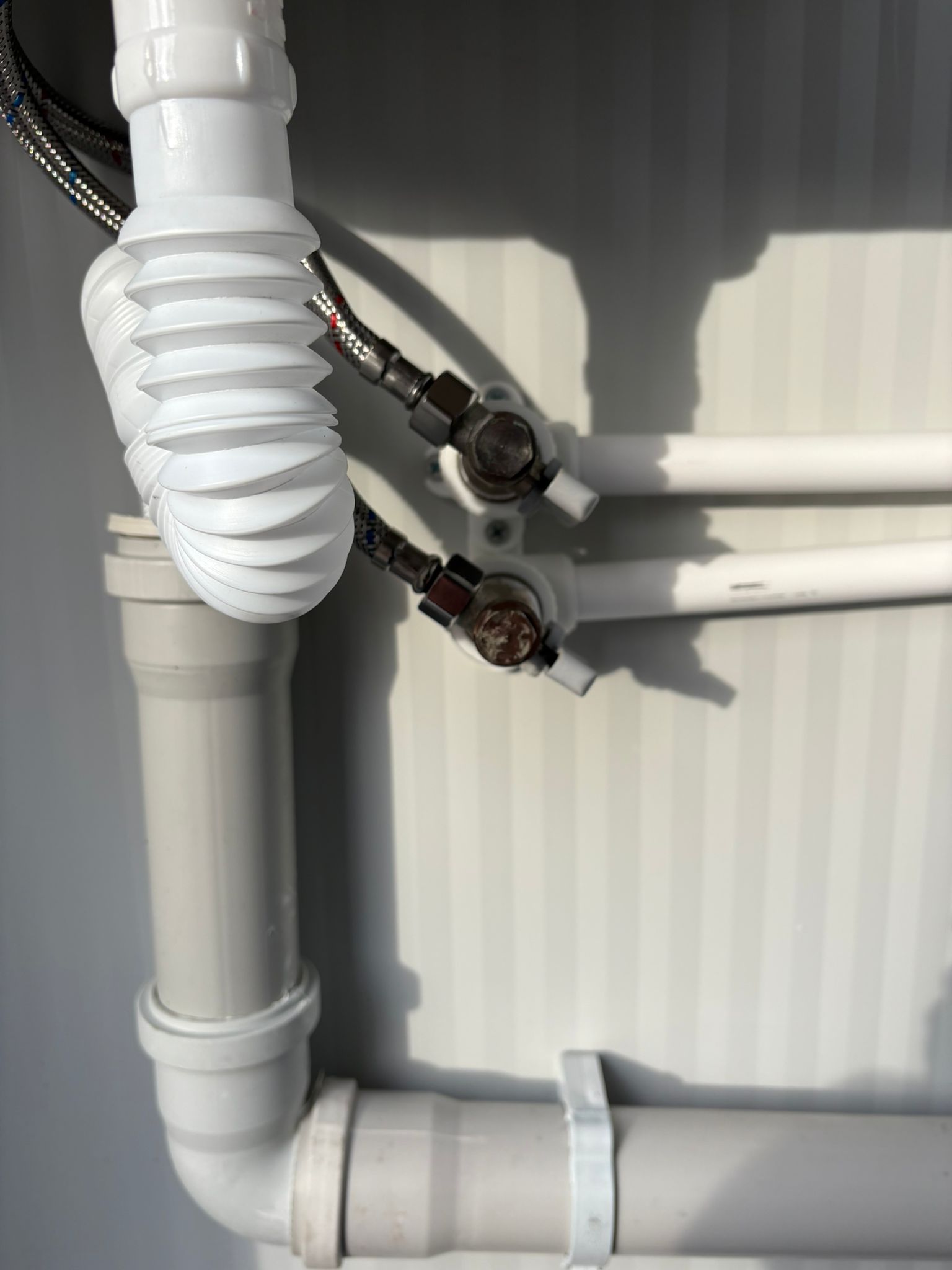 Aansluiting fontein douche unit met omkleedruimte