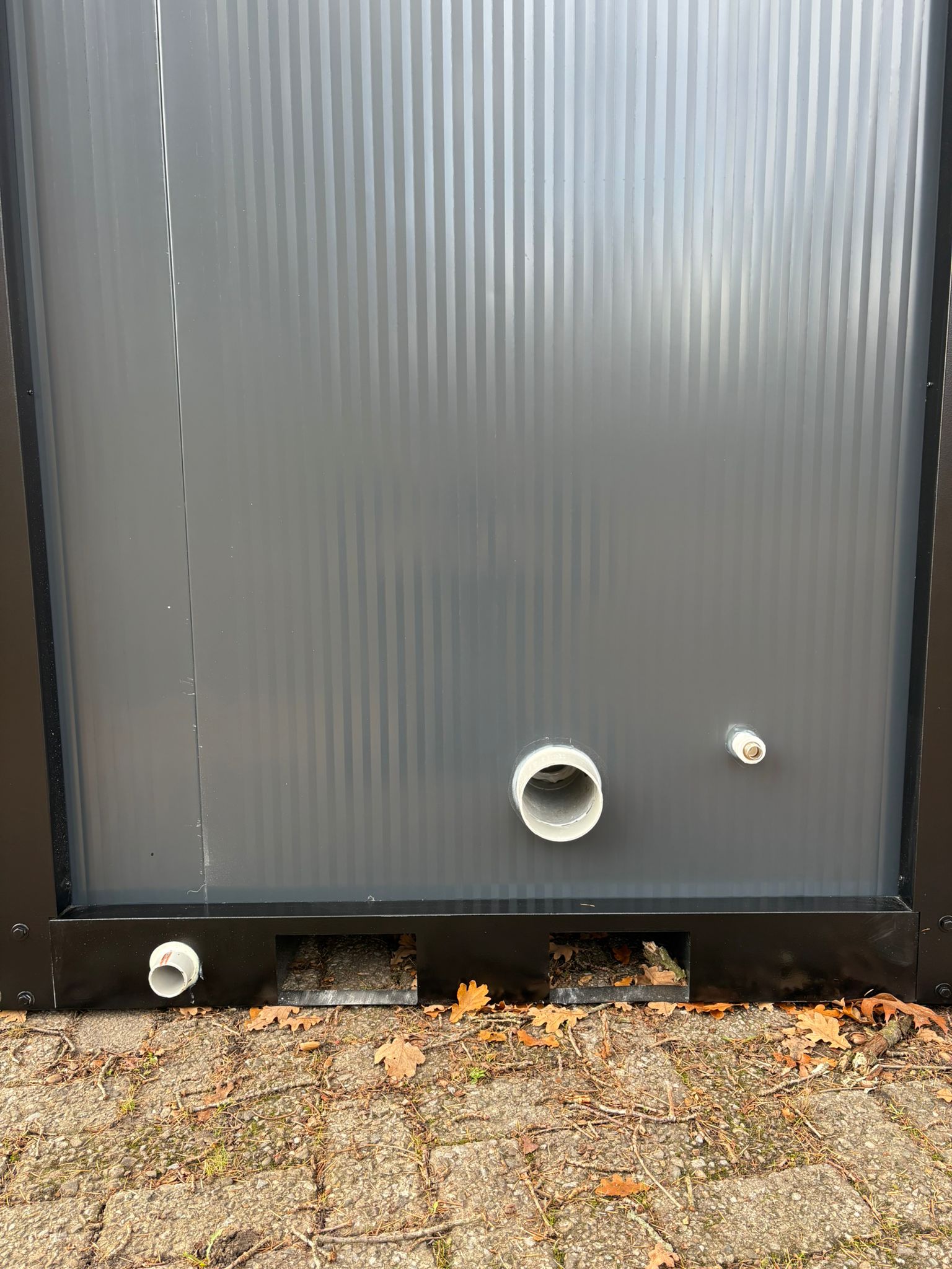 Aansluitingen en afvoeren aan de achterzijde.