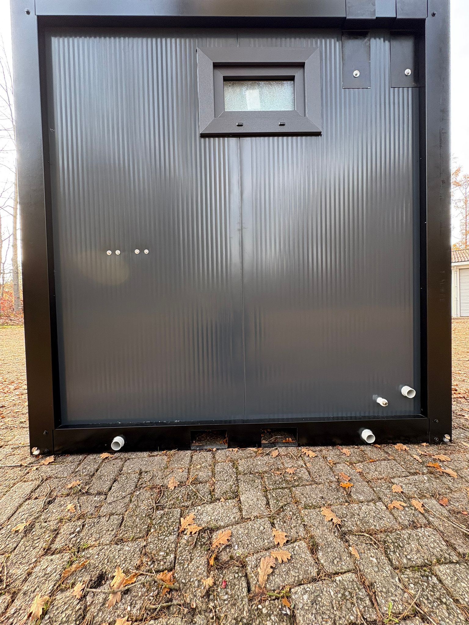 Achterzijde douche unit met omkleedruimte