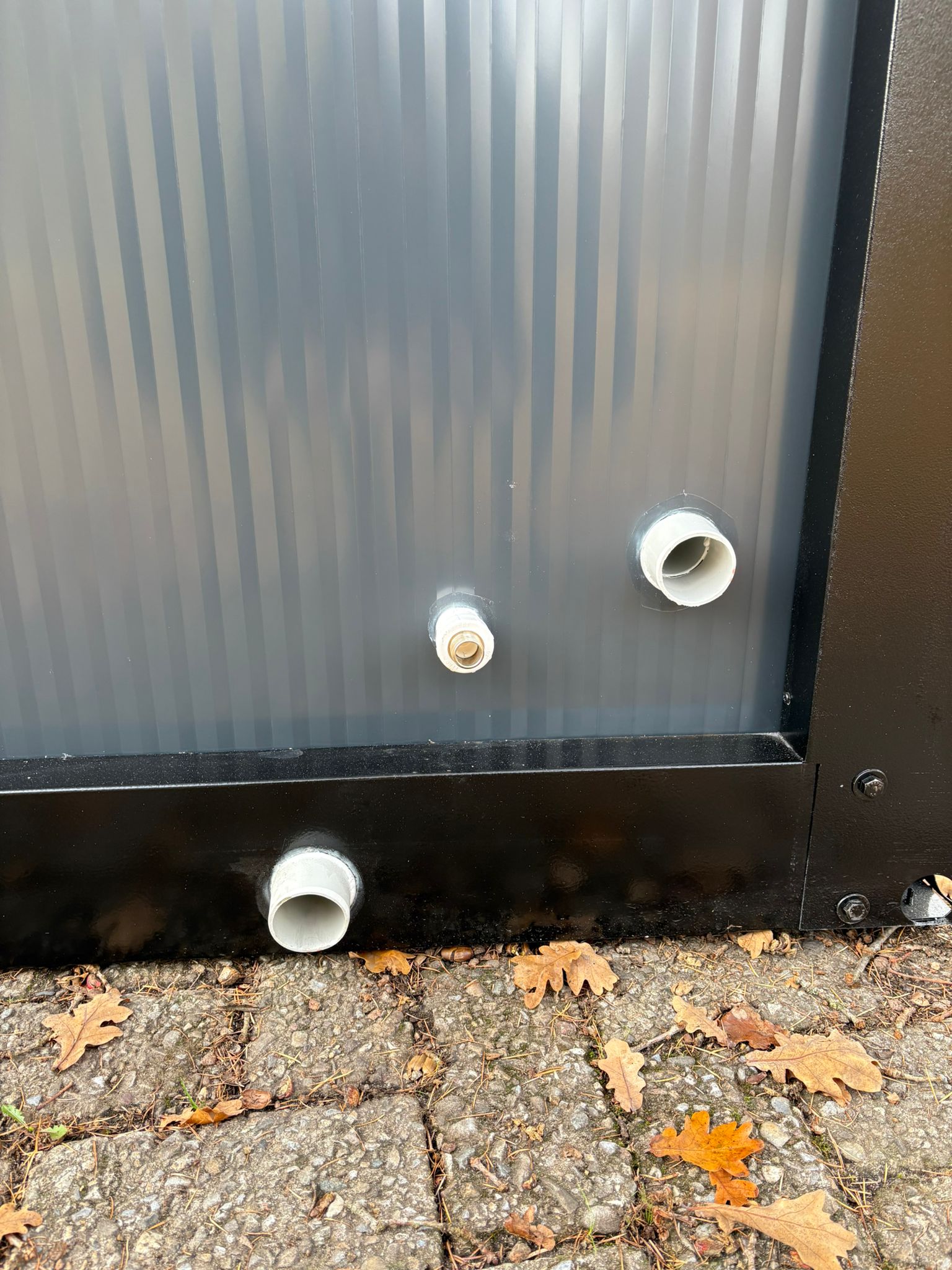 Afvoer en aansluiting douche unit met omkleedruimte