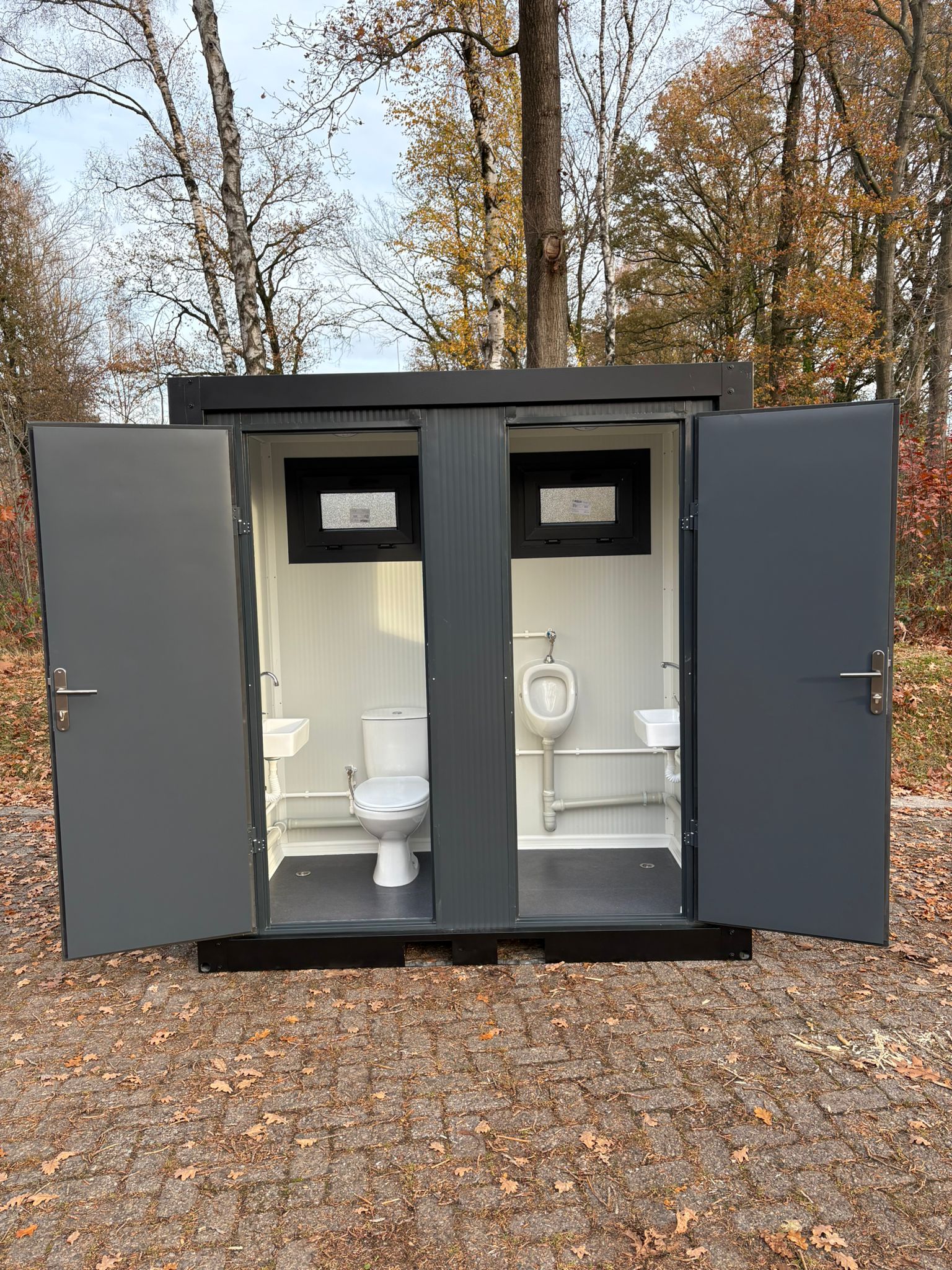 Buitenzijde van een toilet- en urinoirunit.