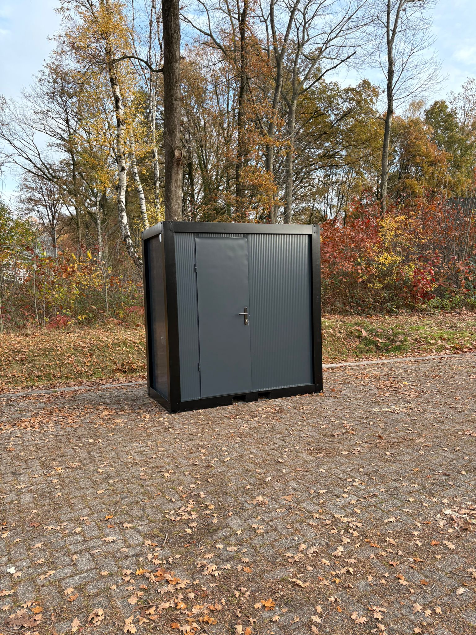 Buitenzijde douche unit met omkleedruimte