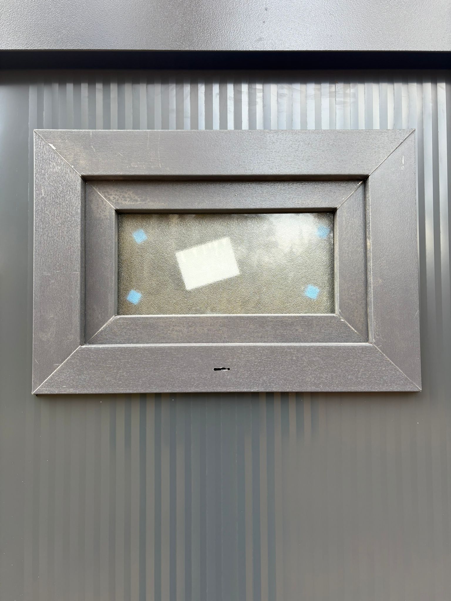 Buitenzijde van een draaikiepraam.