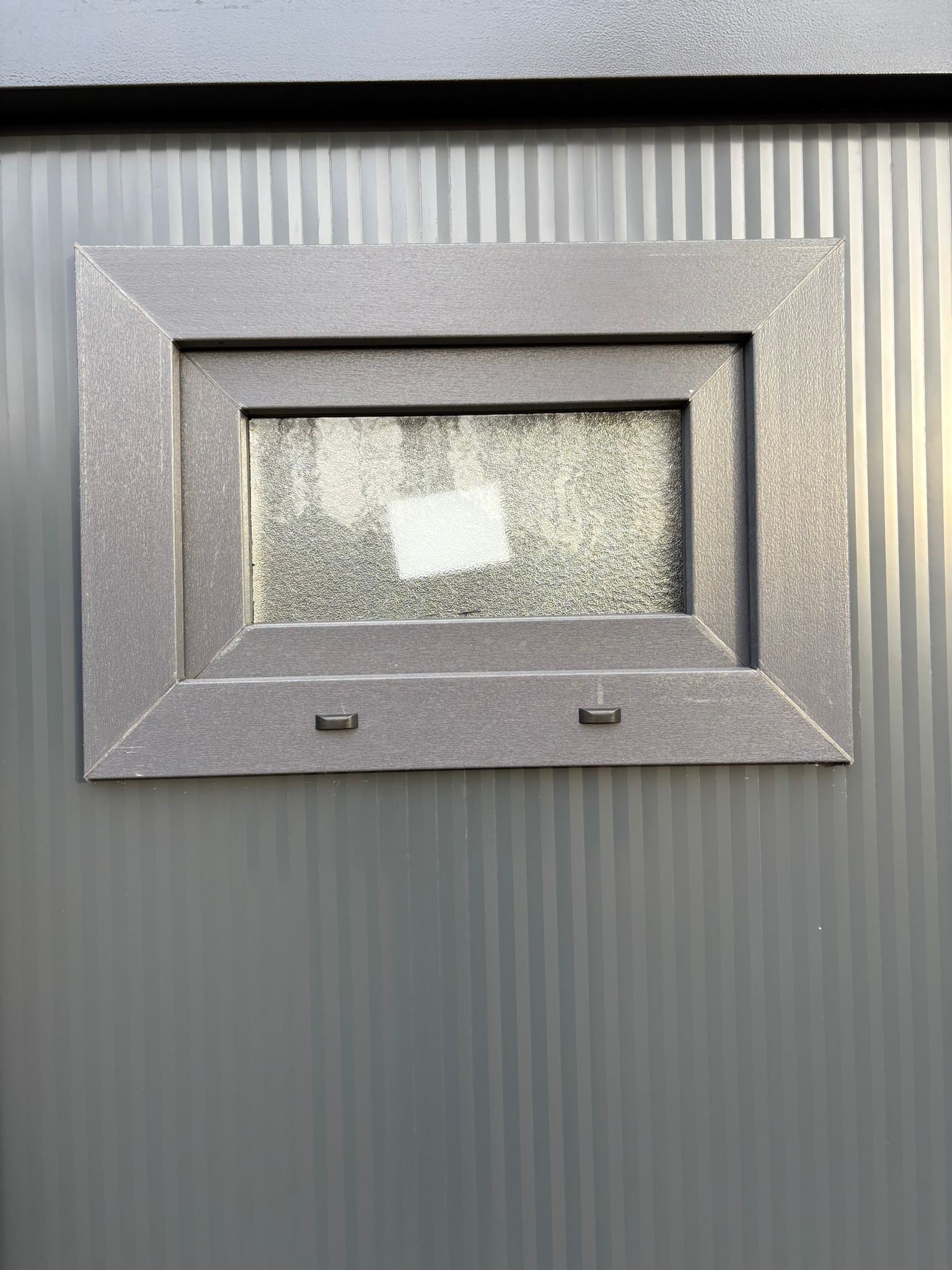 Buitenzijde van het raam.