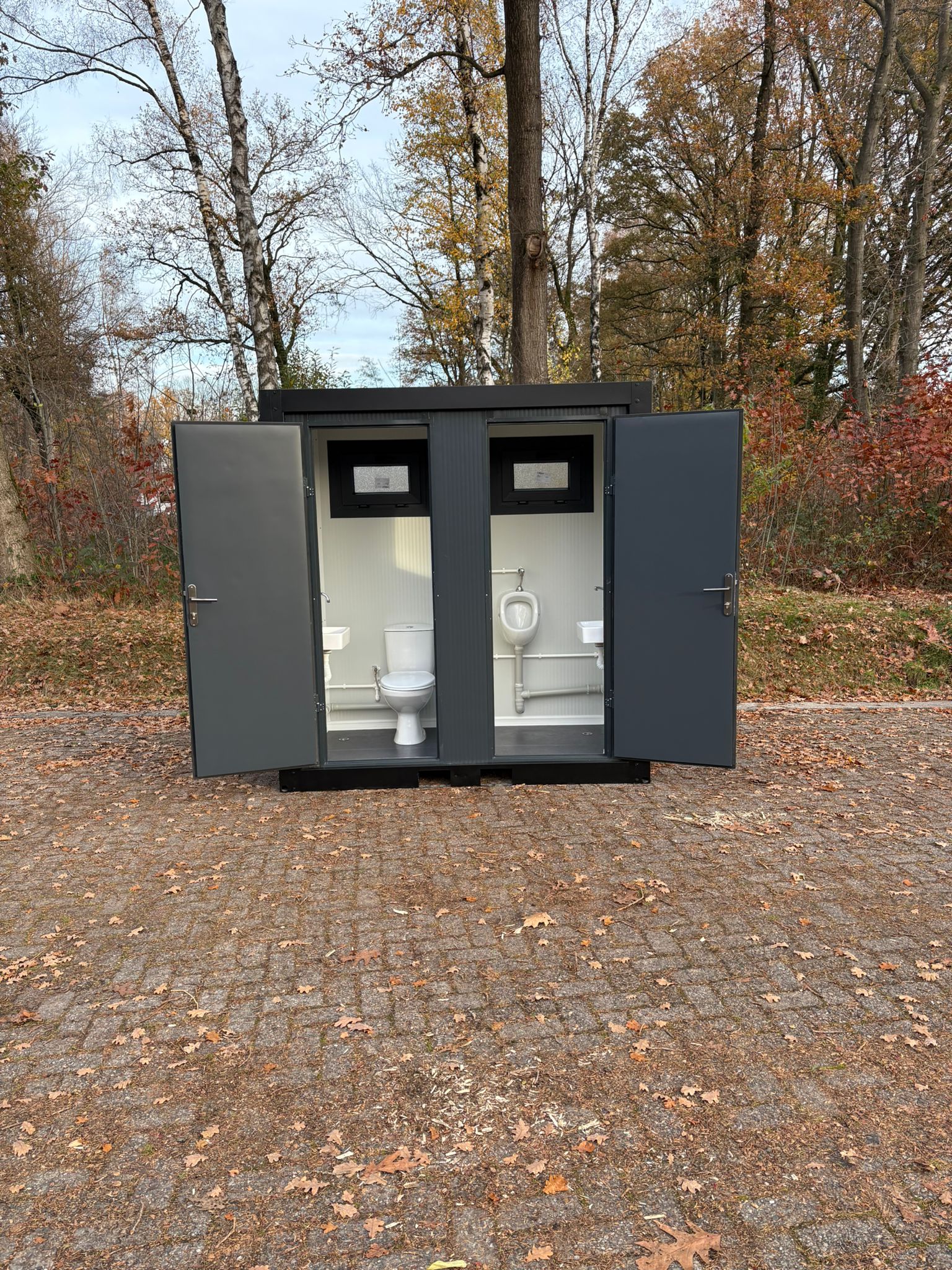Buitenzijde van een toilet- en urinoirunit.