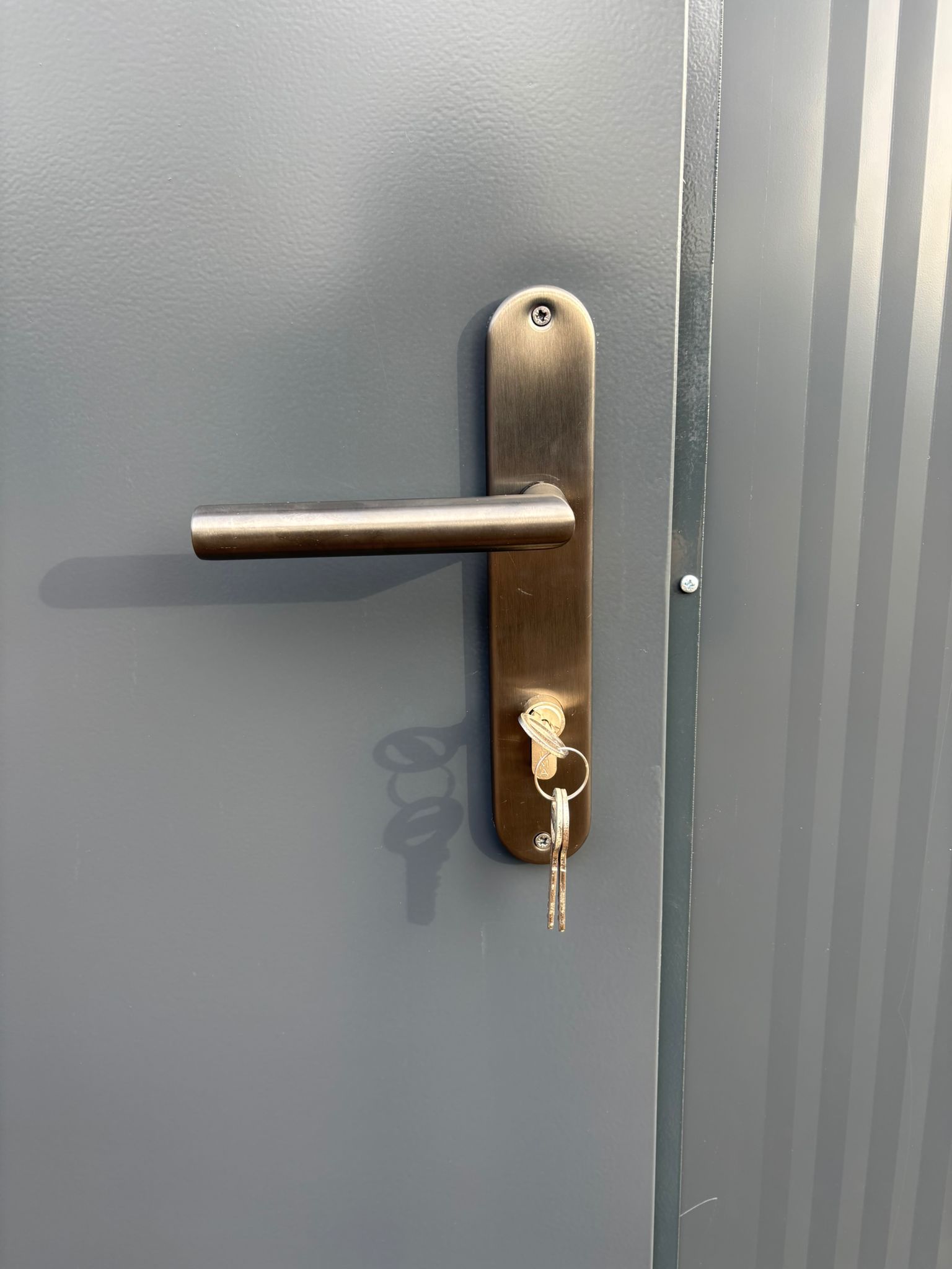 Deurklink van een doucheunit met omkleedruimte.