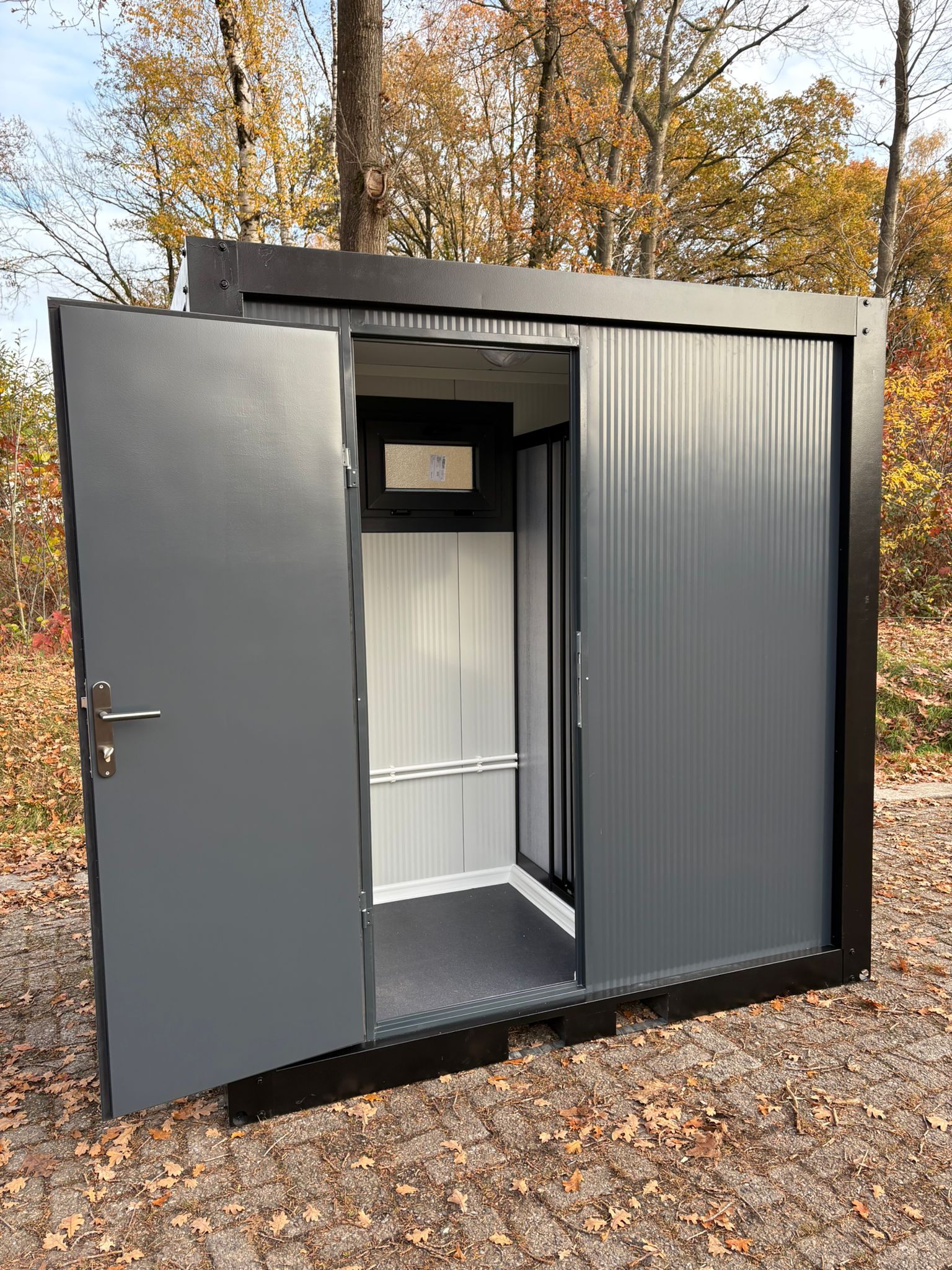 Buitenzijde van een doucheunit met omkleedruimte.