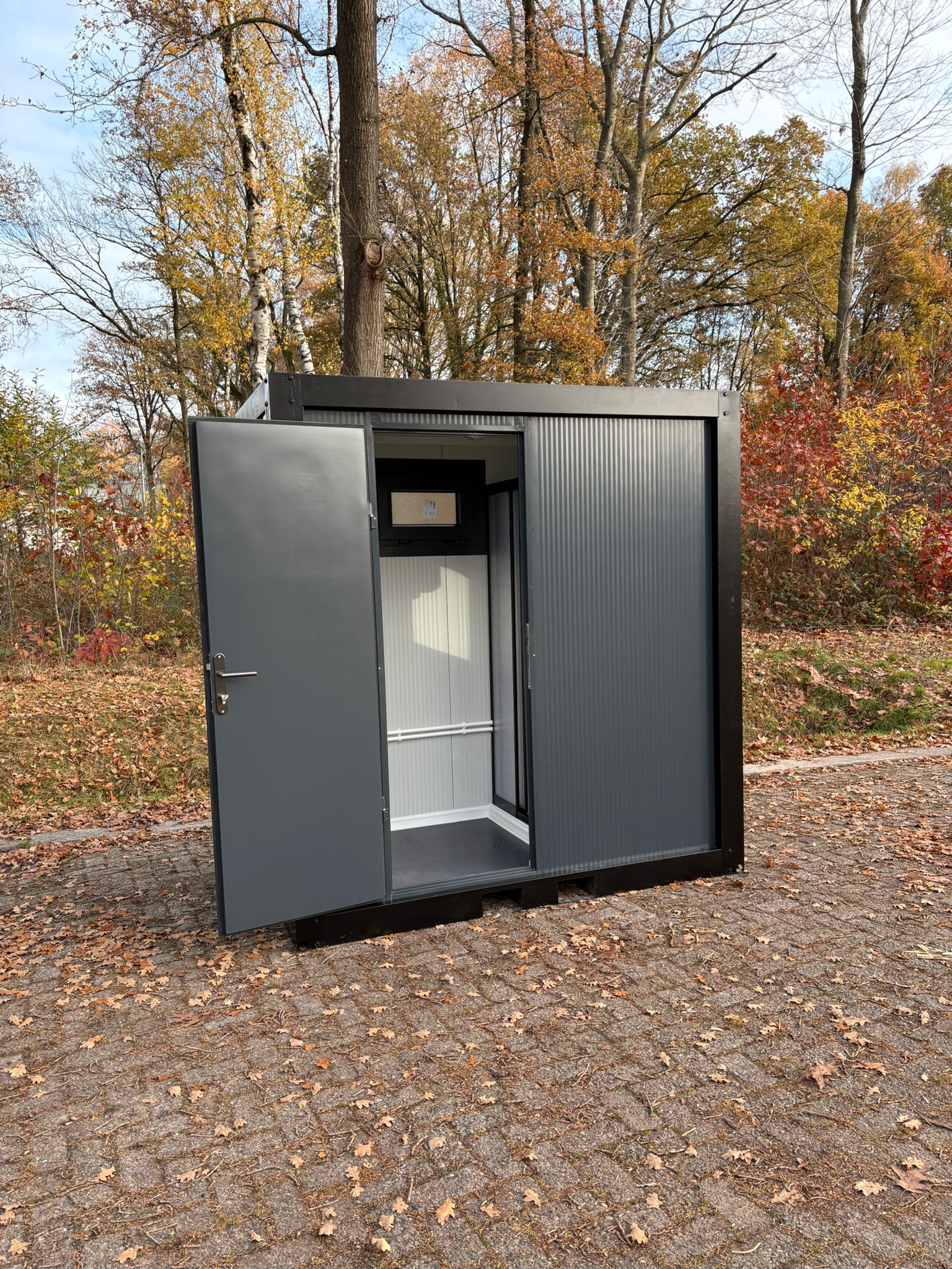 Buitenzijde van een doucheunit met omkleedruimte.