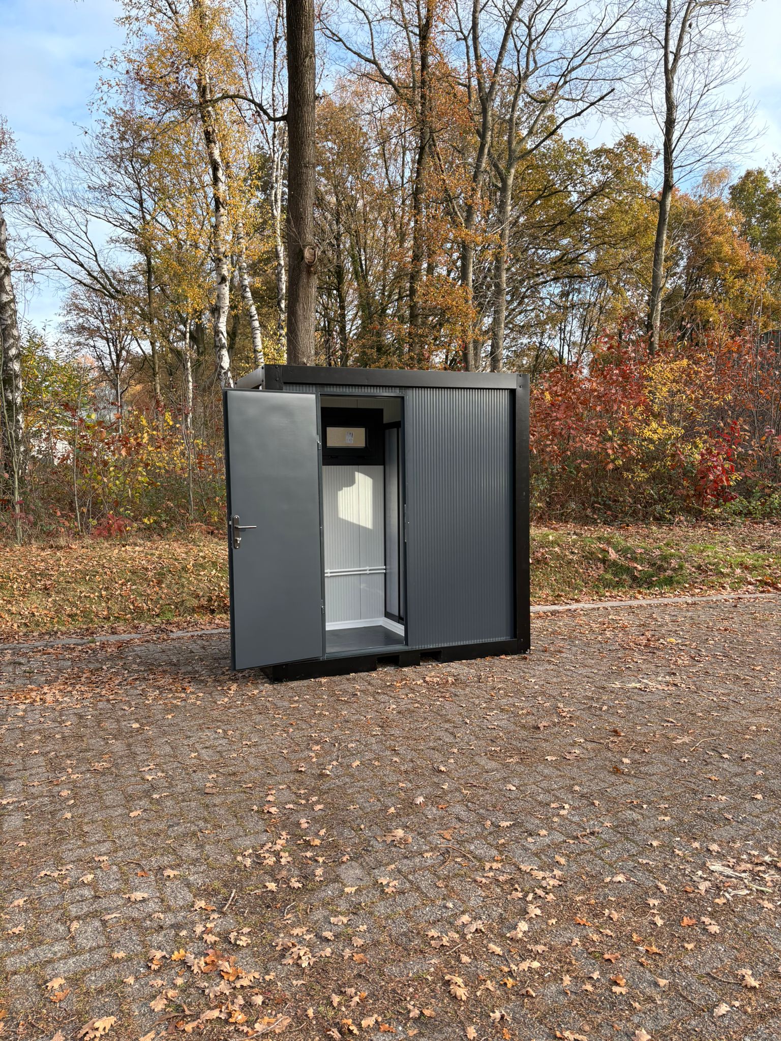 Doucheunit met omkleedruimte.