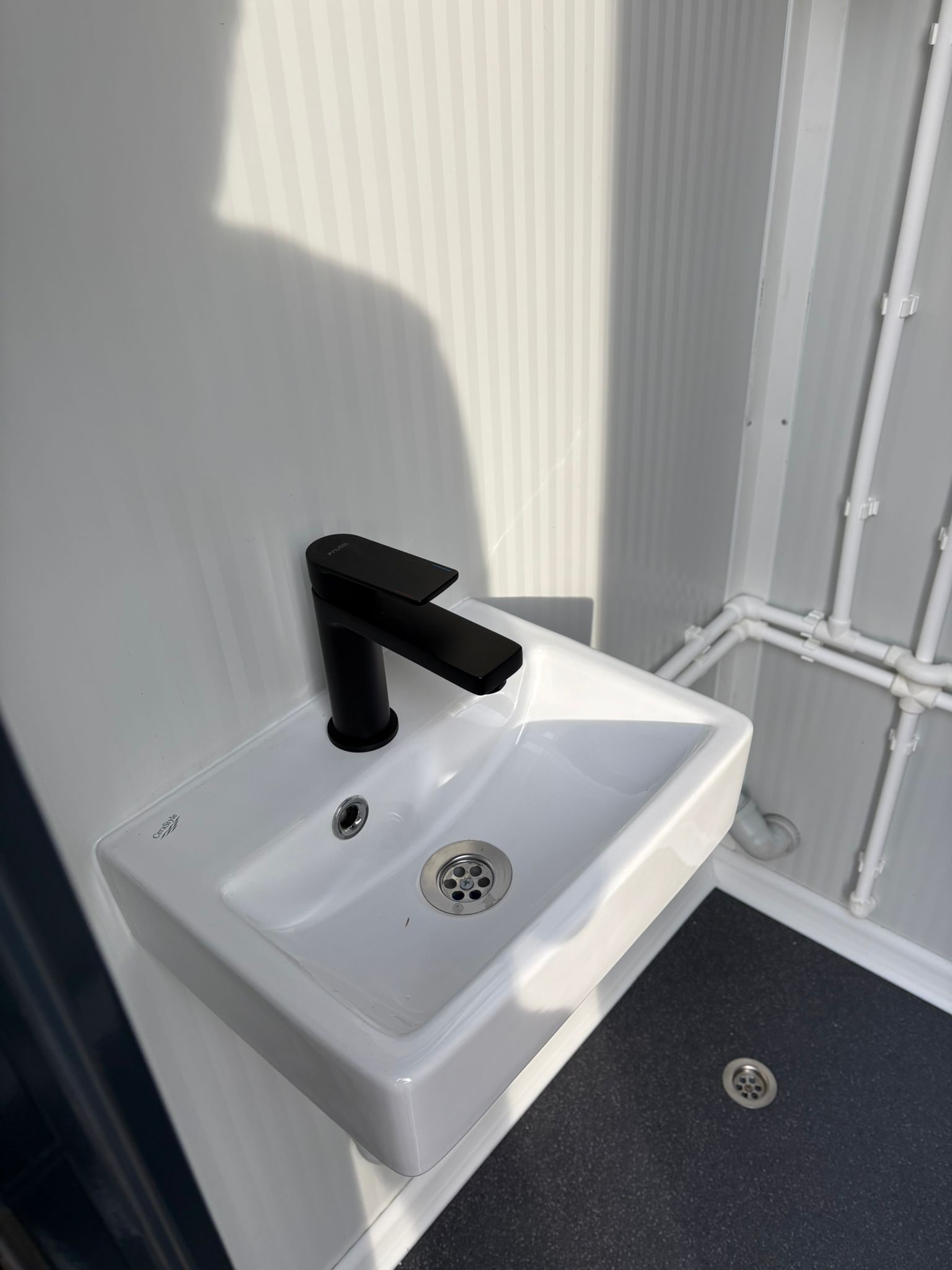 Fonteinset van een doucheunit met omkleedruimte.