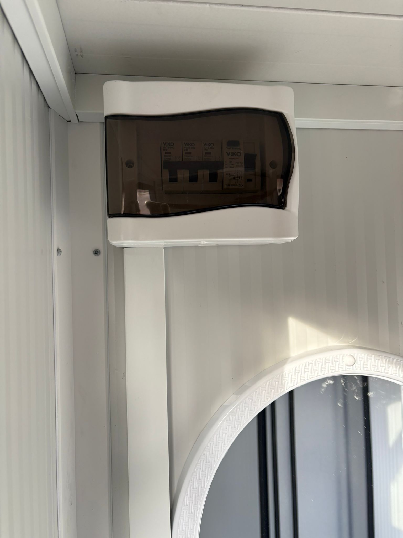 Groepenkast van een doucheunit met omkleedruimte.