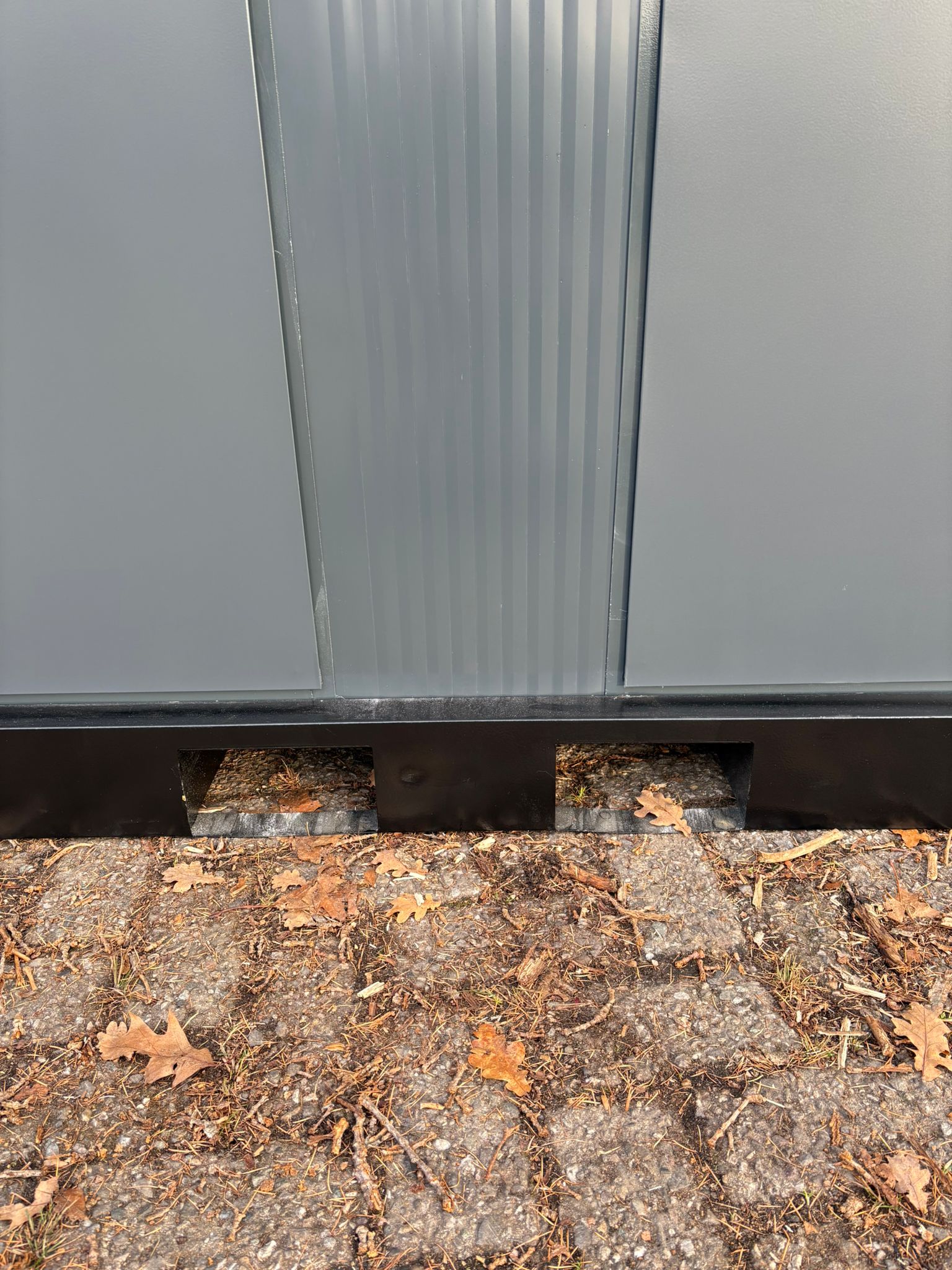 Heftrucksleuven van een toilet- en urinoirunit.