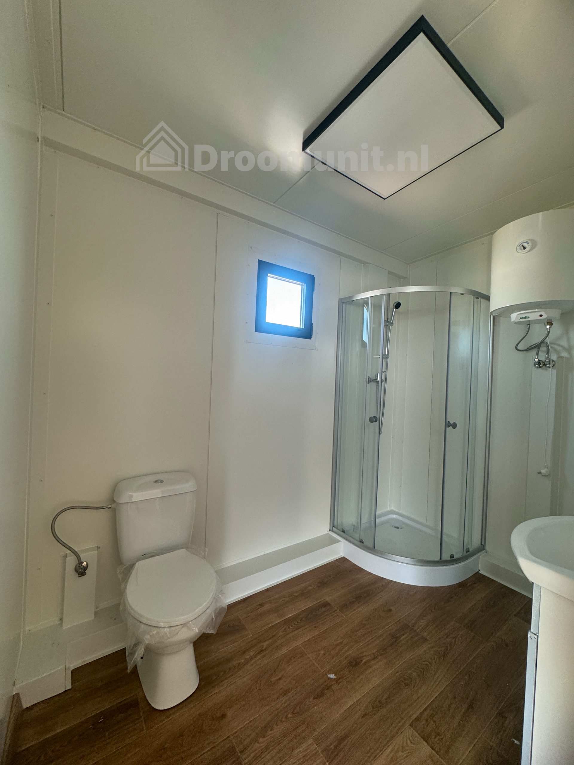 Kopie van luxe_mobiele_prefab_woonunit_emmy_1_slaapkamer_afmeting_900x300_badkamer_met_toilet_en_douchecabine
